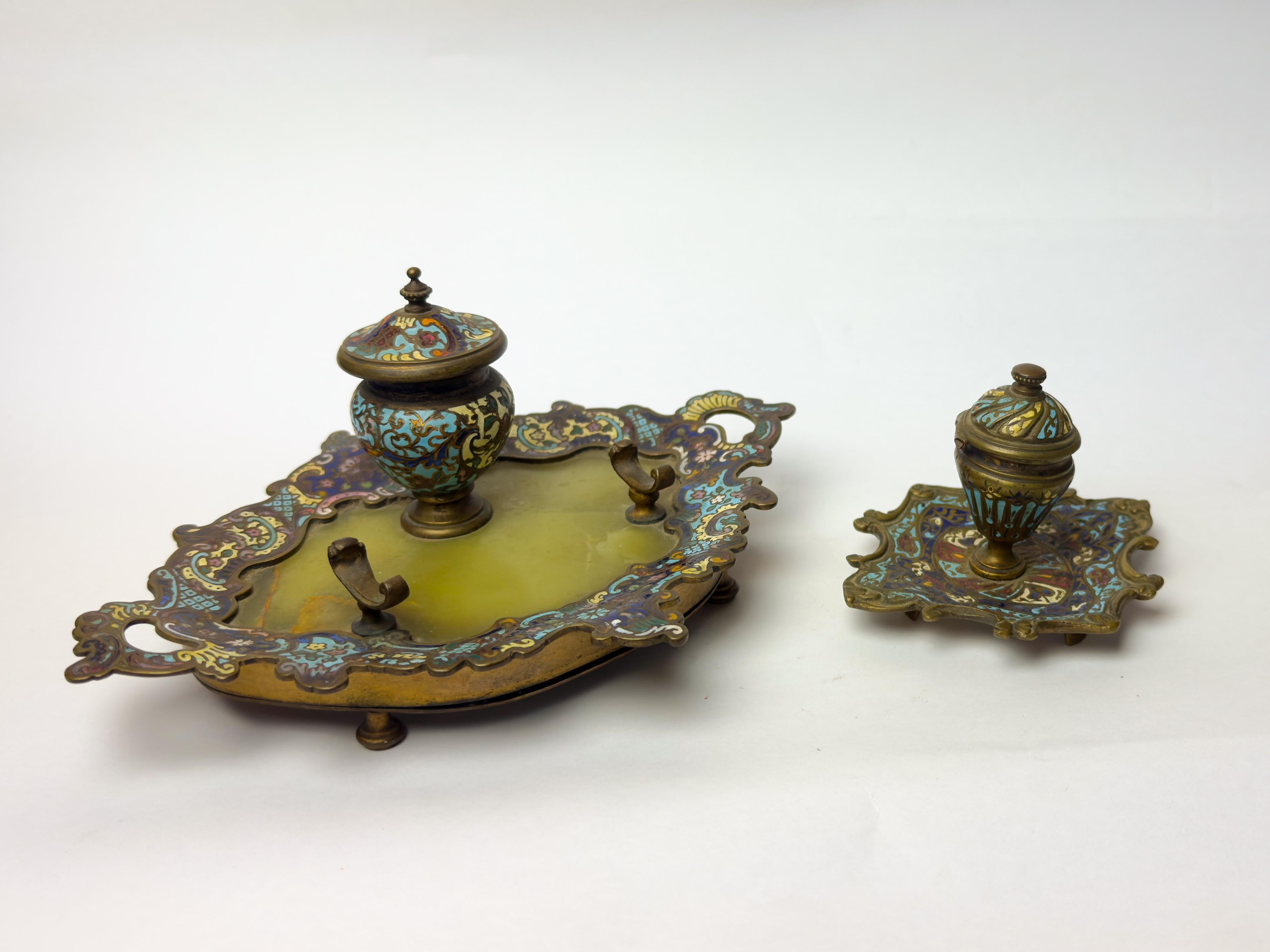 Coppia di calamai francesi in smalto Champlevé del XIX secolo, realizzati nello sfarzoso stile di Napoleone III:

- Calamaio francese del XIX secolo in smalto Champlevé e bronzo, montato su un vassoio integrato con portapenne, in stile Napoleone