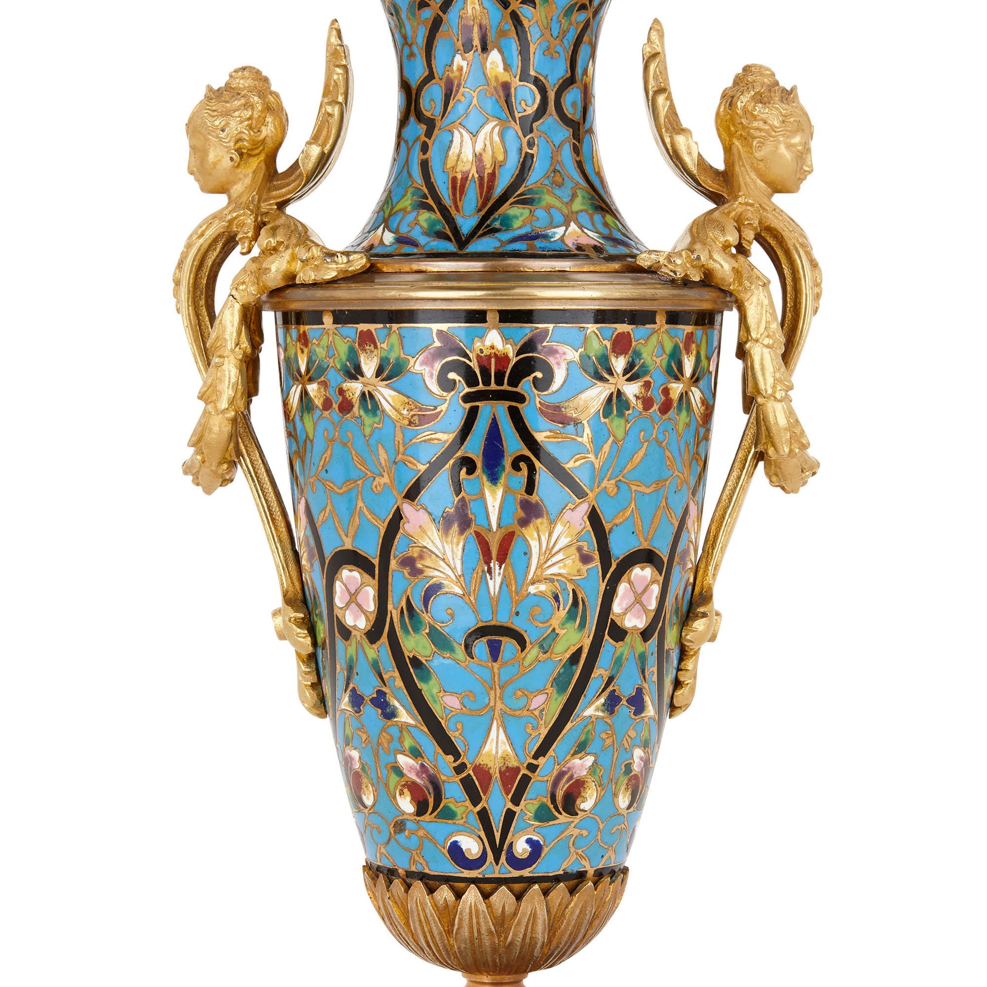 Néo-Renaissance Paire de vases français en émail champlevé et bronze doré en vente
