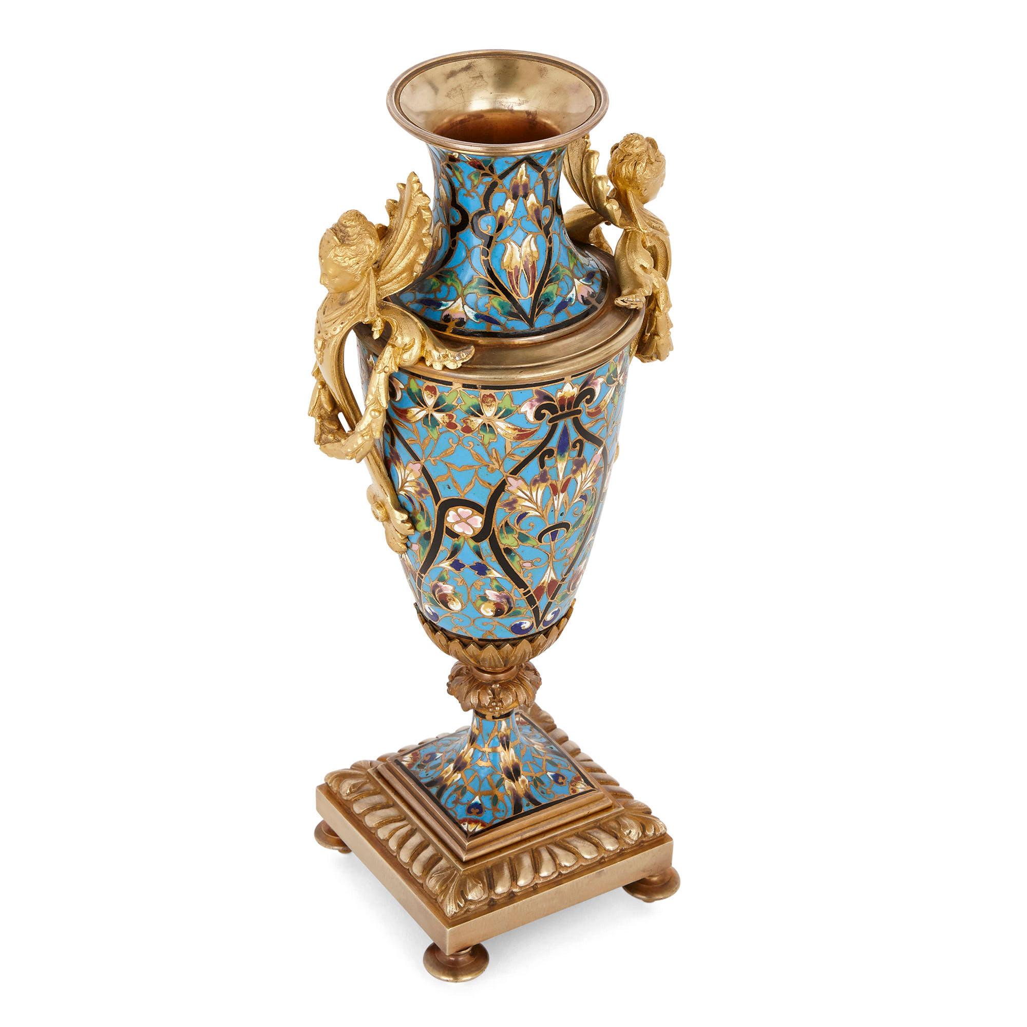 Paar französische Vasen aus Champlevé-Emaille und vergoldeter Bronze (Französisch) im Angebot