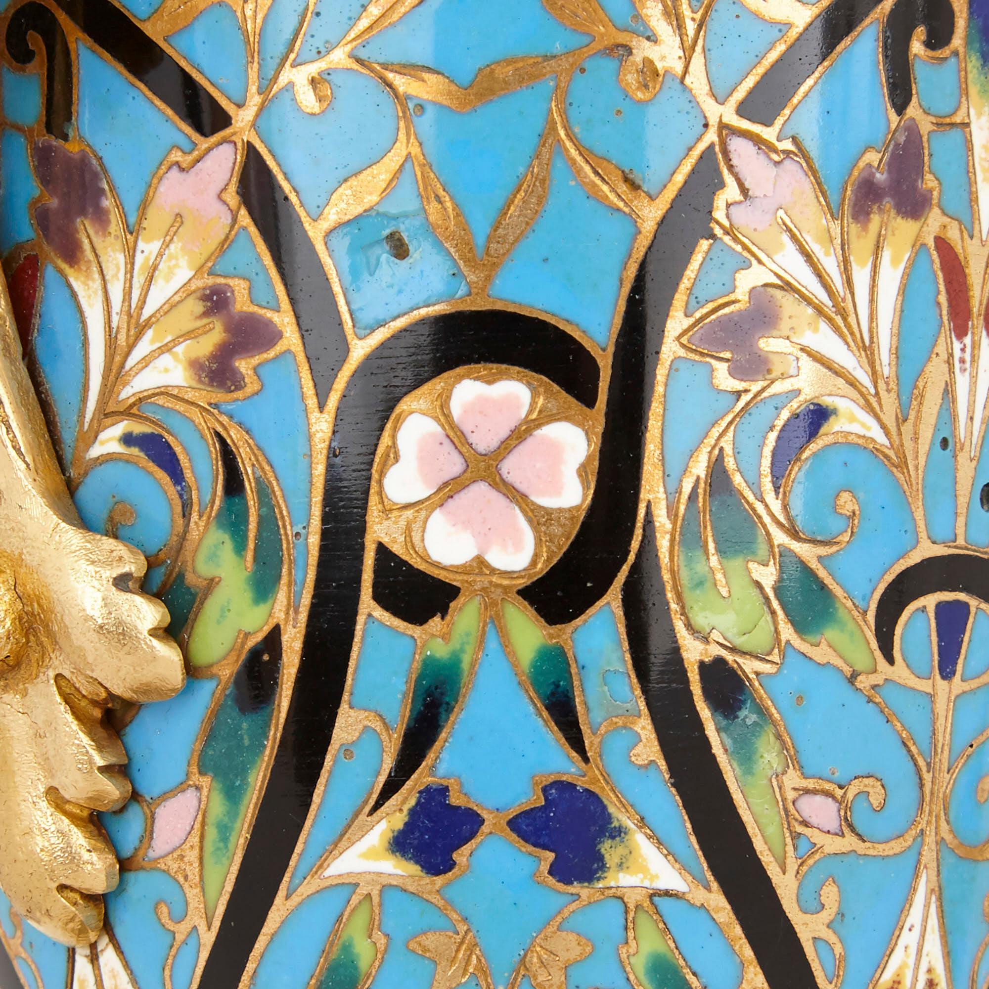 XIXe siècle Paire de vases français en émail champlevé et bronze doré en vente