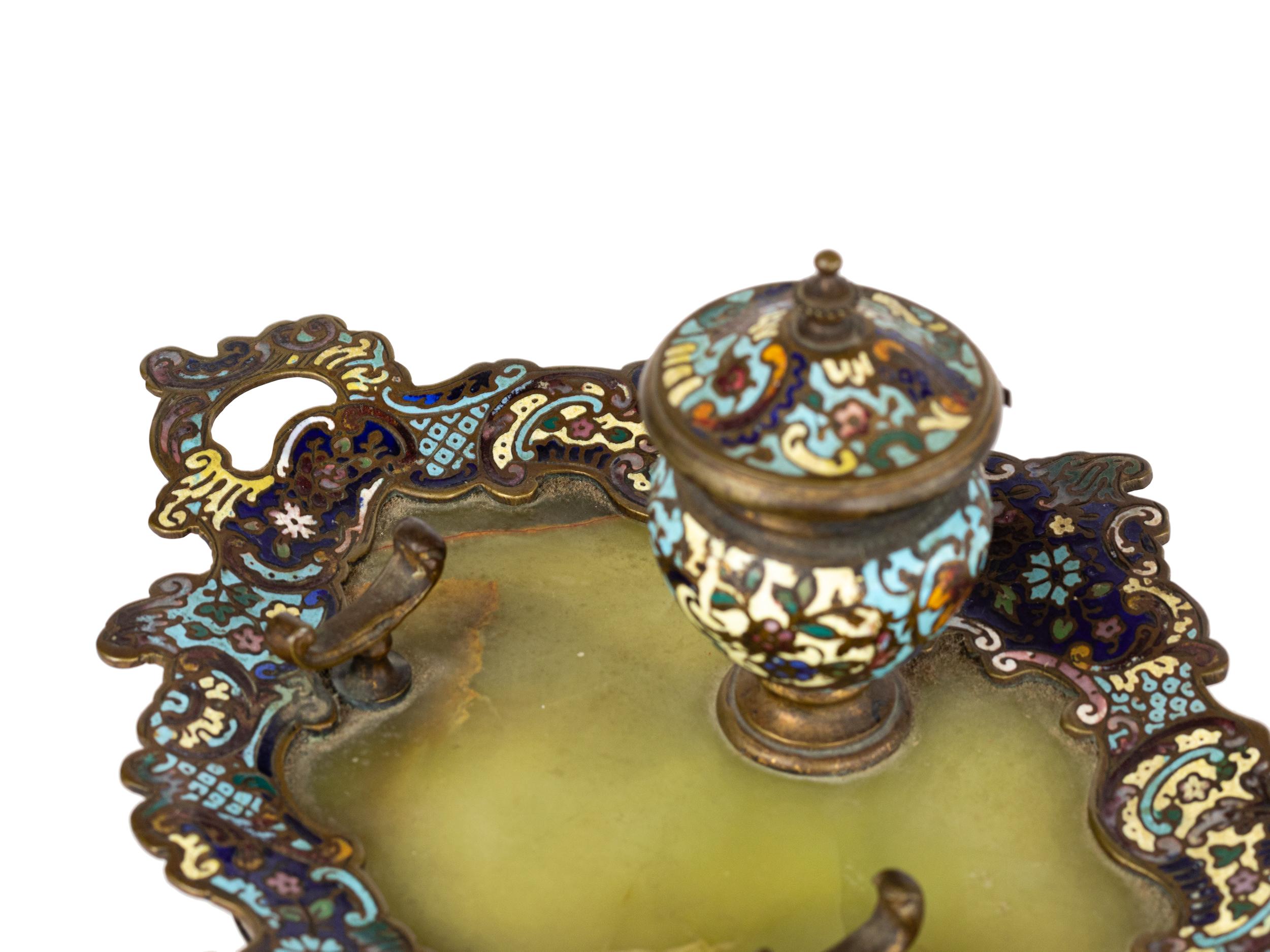 Un paio di calamai:
- Calamaio francese del XIX secolo in bronzo dorato e smaltato a champlevé con colori blu, verdi e gialli, smaltato sulla base in bronzo in stile Greene & Greene con poggiapenna.  

Larghezza: 20,5 cm (8,07 pollici)
Profondità: