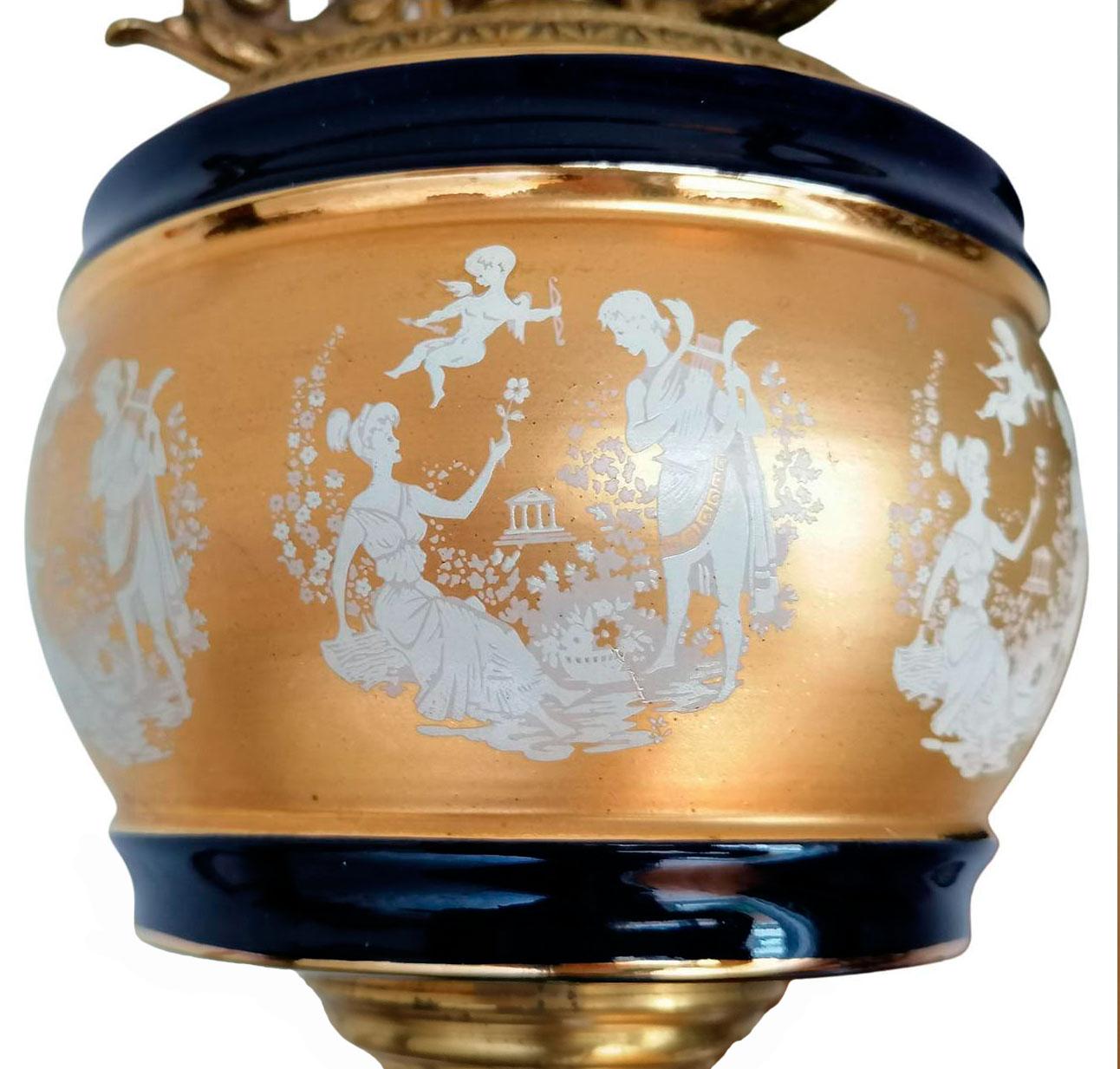 20ième siècle Paire de grandes lampes à huile françaises en porcelaine bleue et or et bronze doré en vente