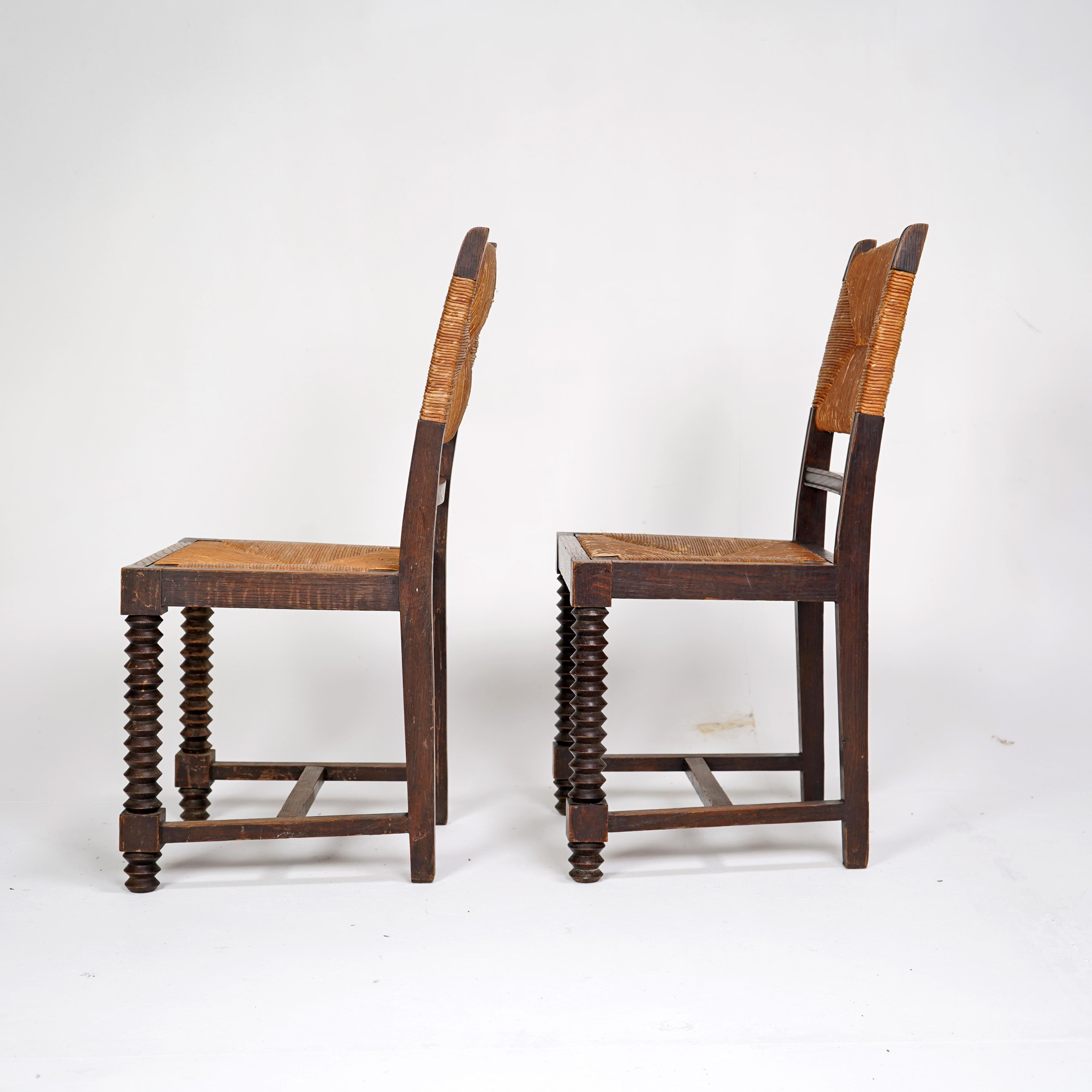 Paar französische Stühle im Stil von Charles Dudouyt - Holz mit Binsensitz im Zustand „Gut“ im Angebot in Dorchester, GB