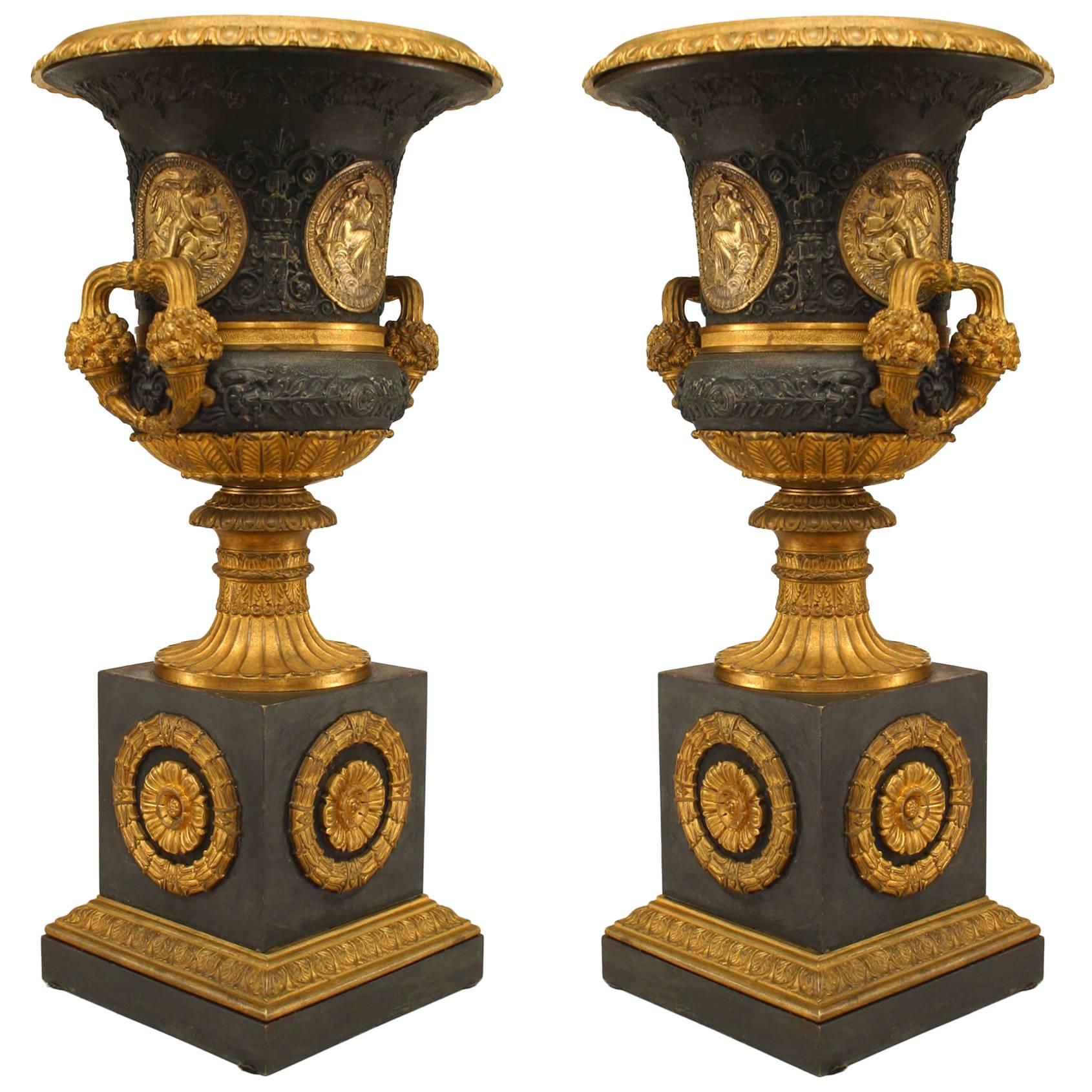 Coppia di urne da campagna francesi in bronzo e ormeggio Charles X