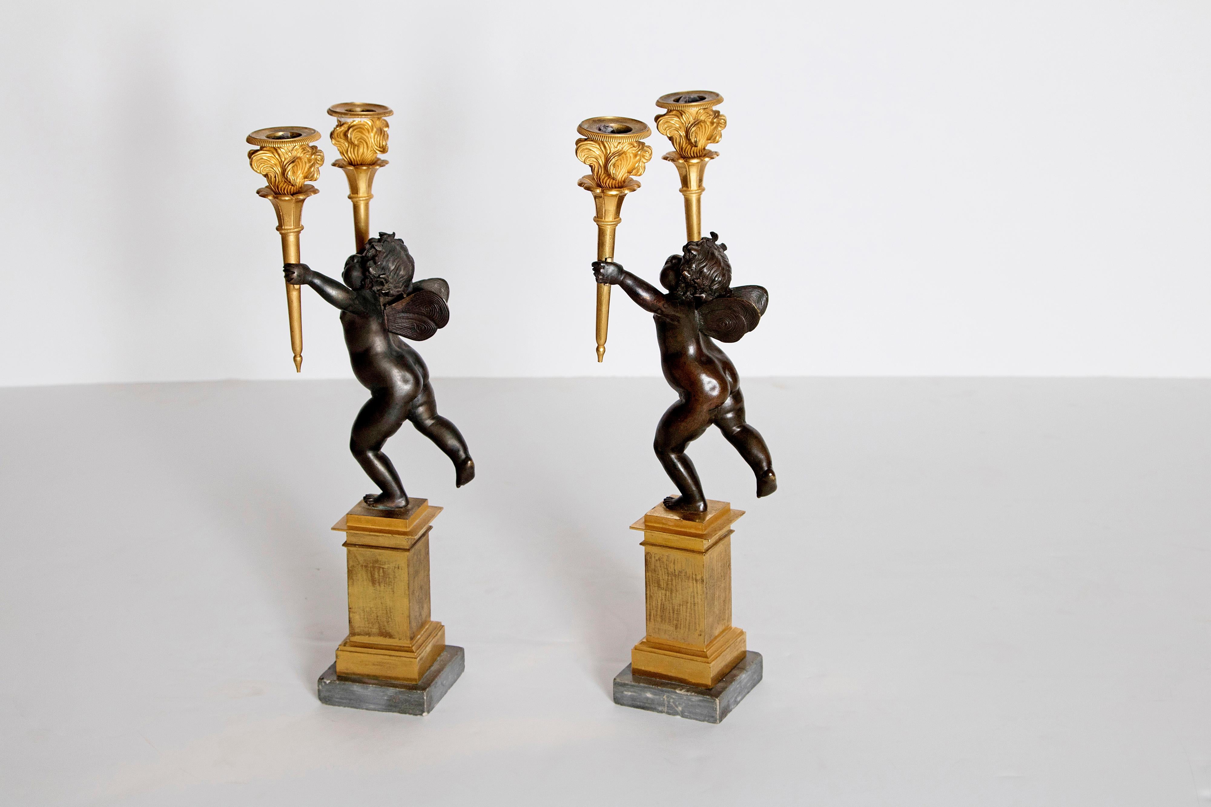 Paire de candélabres figuratifs français en bronze patiné et doré style Charles X en vente 3