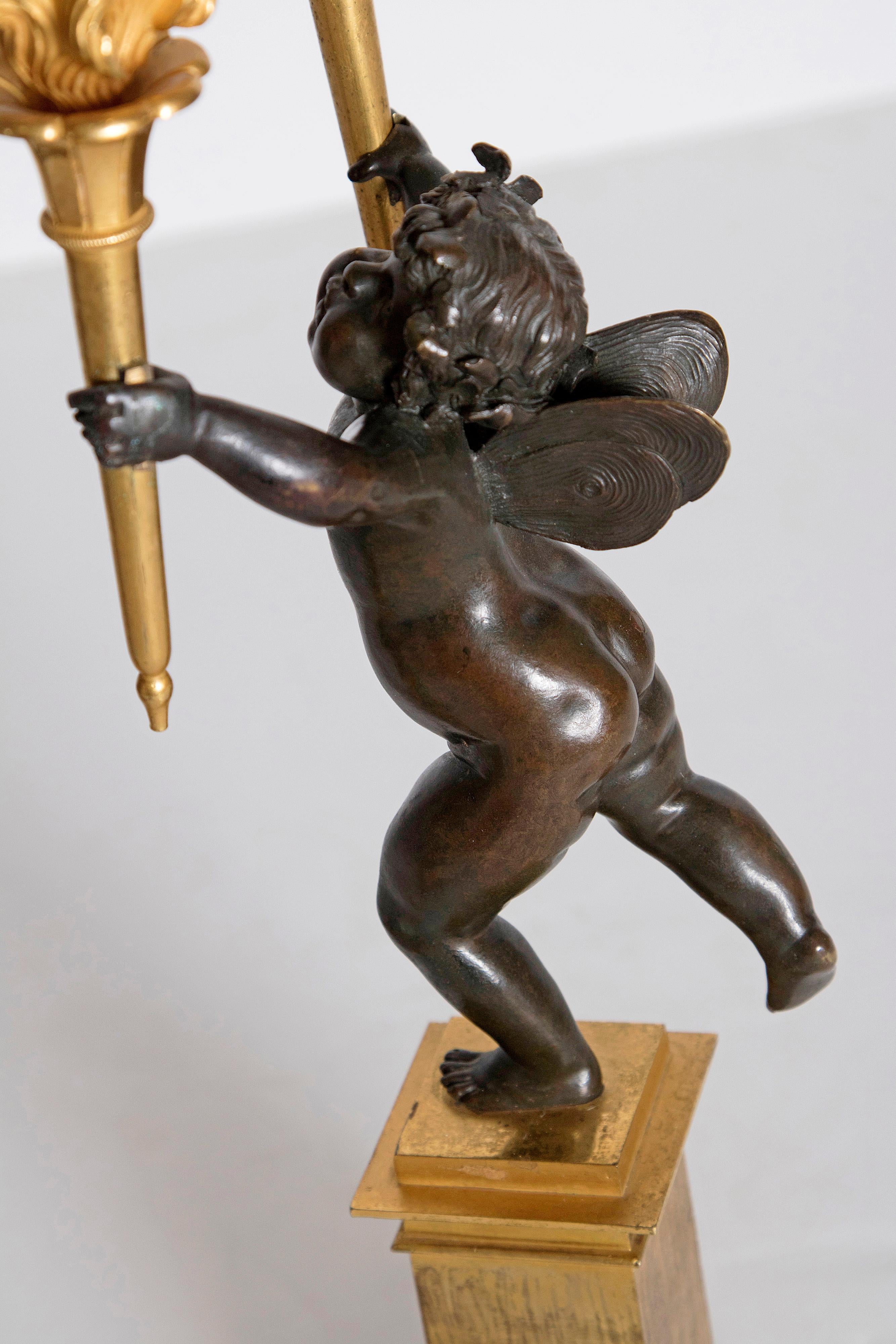 Paire de candélabres figuratifs français en bronze patiné et doré style Charles X en vente 4