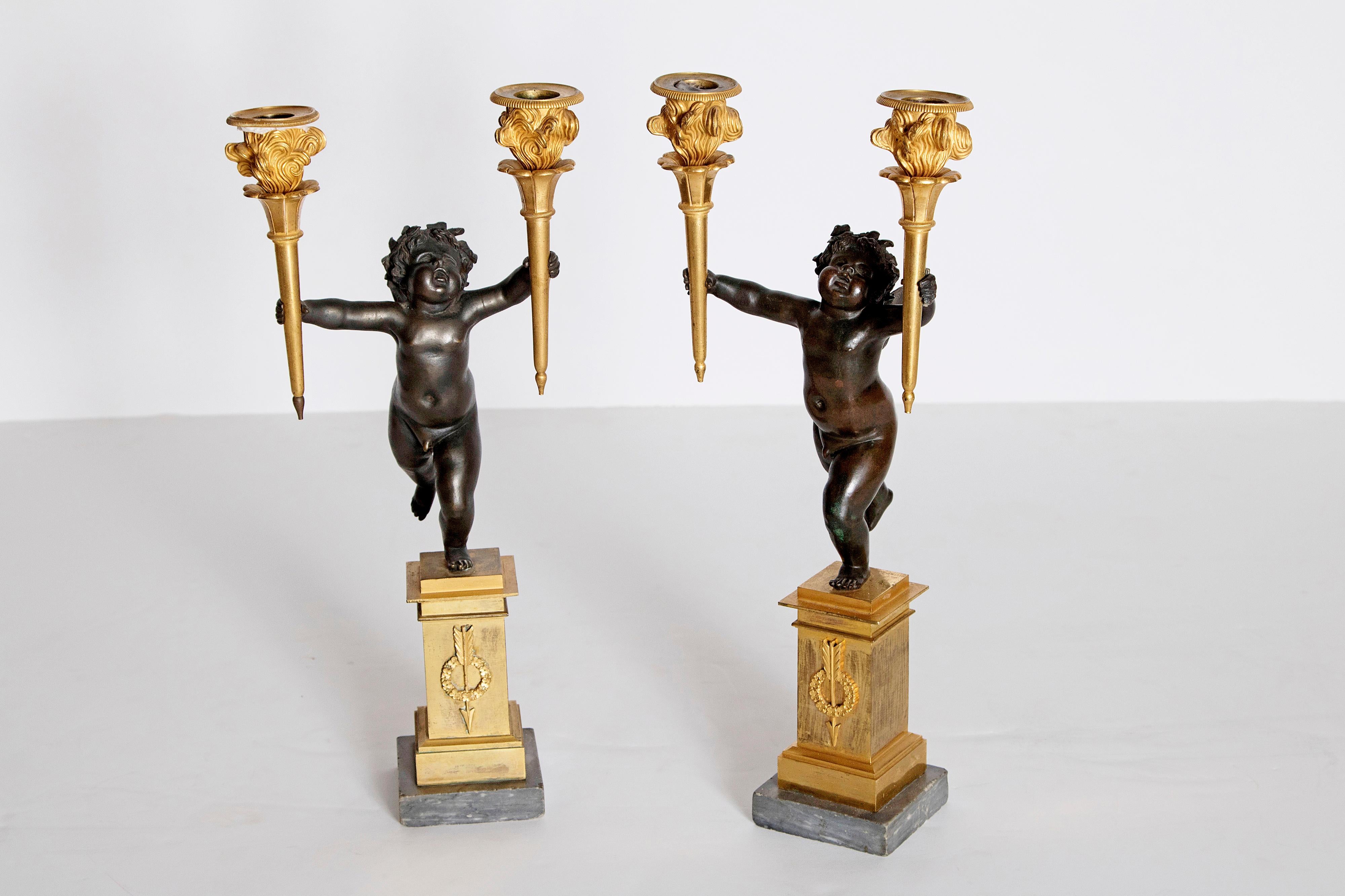 Paire de candélabres figuratifs français en bronze patiné et doré style Charles X en vente 5