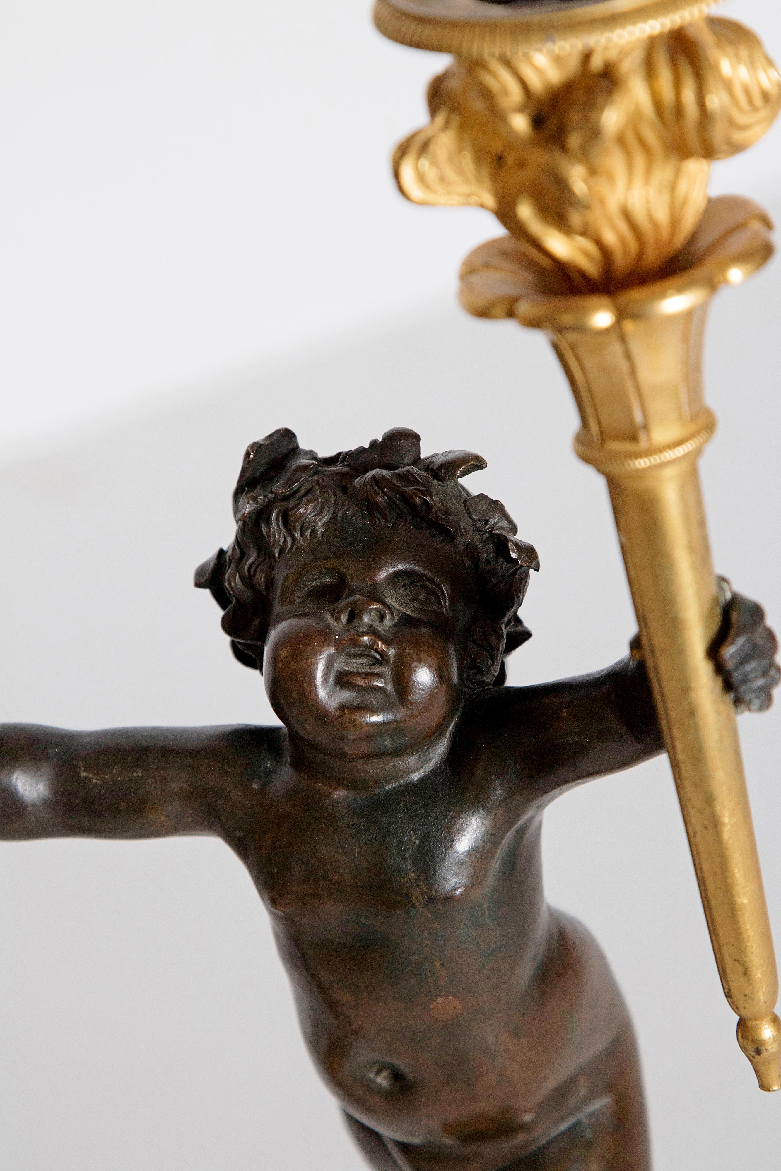Paire de candélabres figuratifs français en bronze patiné et doré style Charles X en vente 6