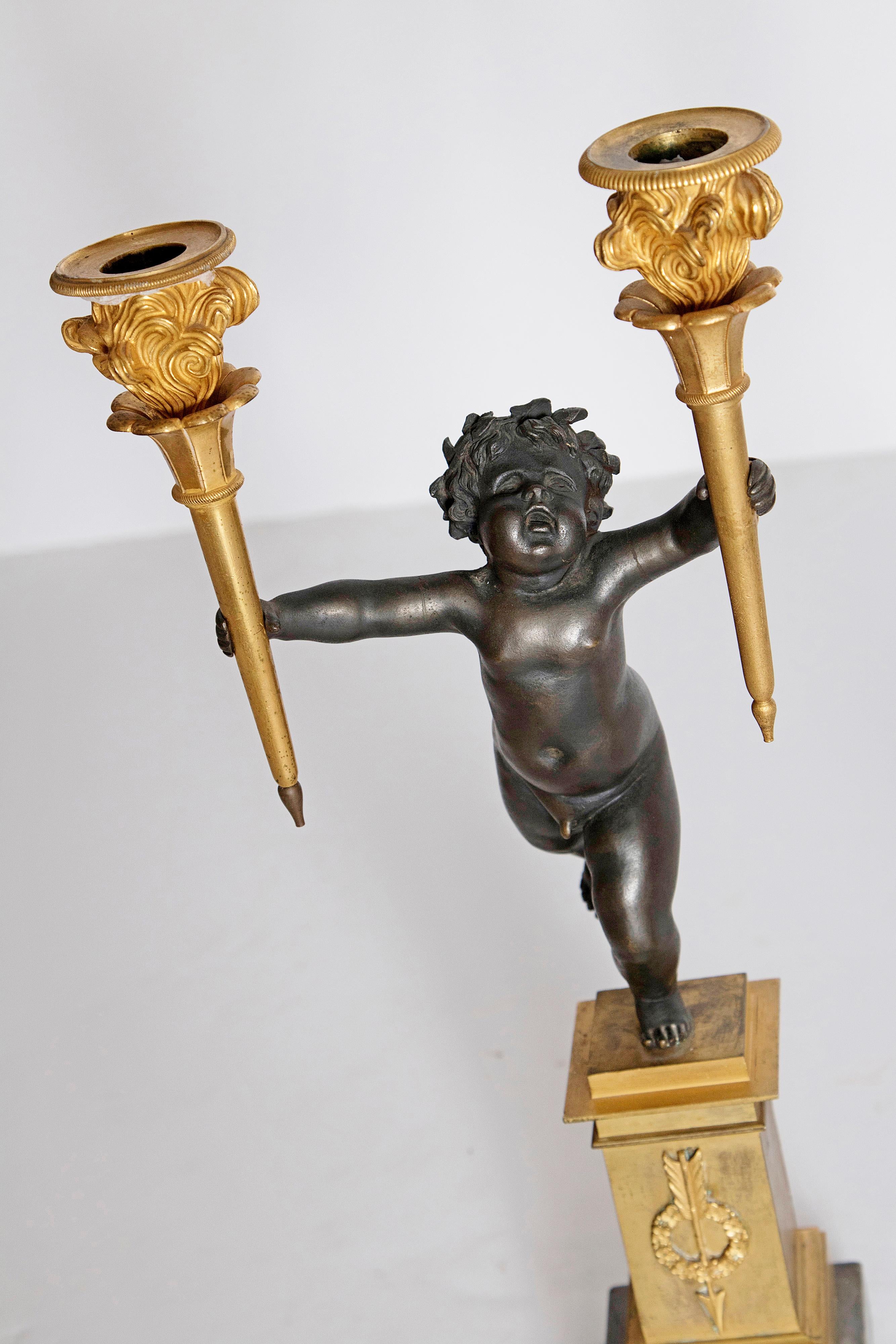 Paire de candélabres figuratifs français en bronze patiné et doré style Charles X en vente 7