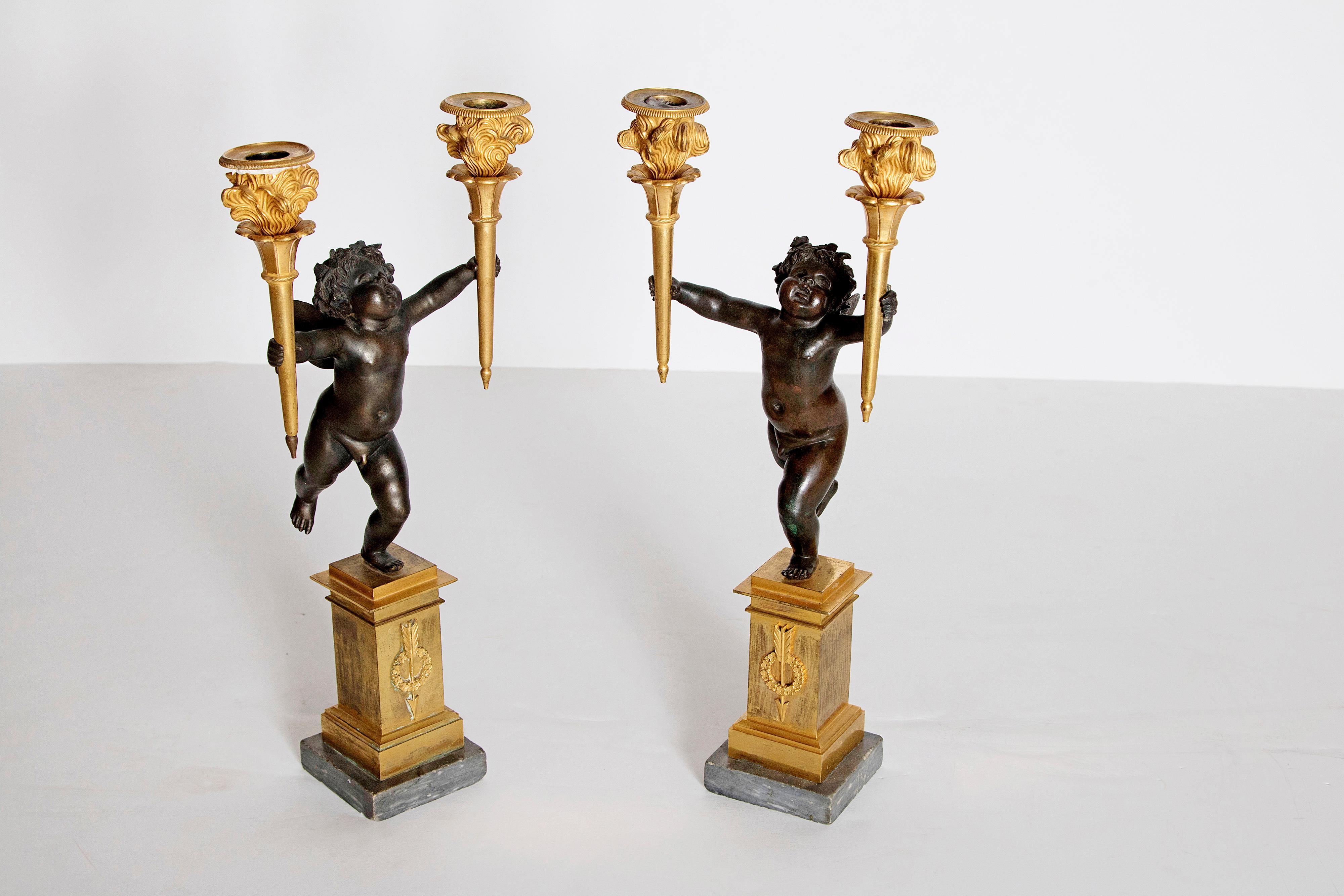 Paire de candélabres figuratifs français en bronze patiné et doré style Charles X en vente 8