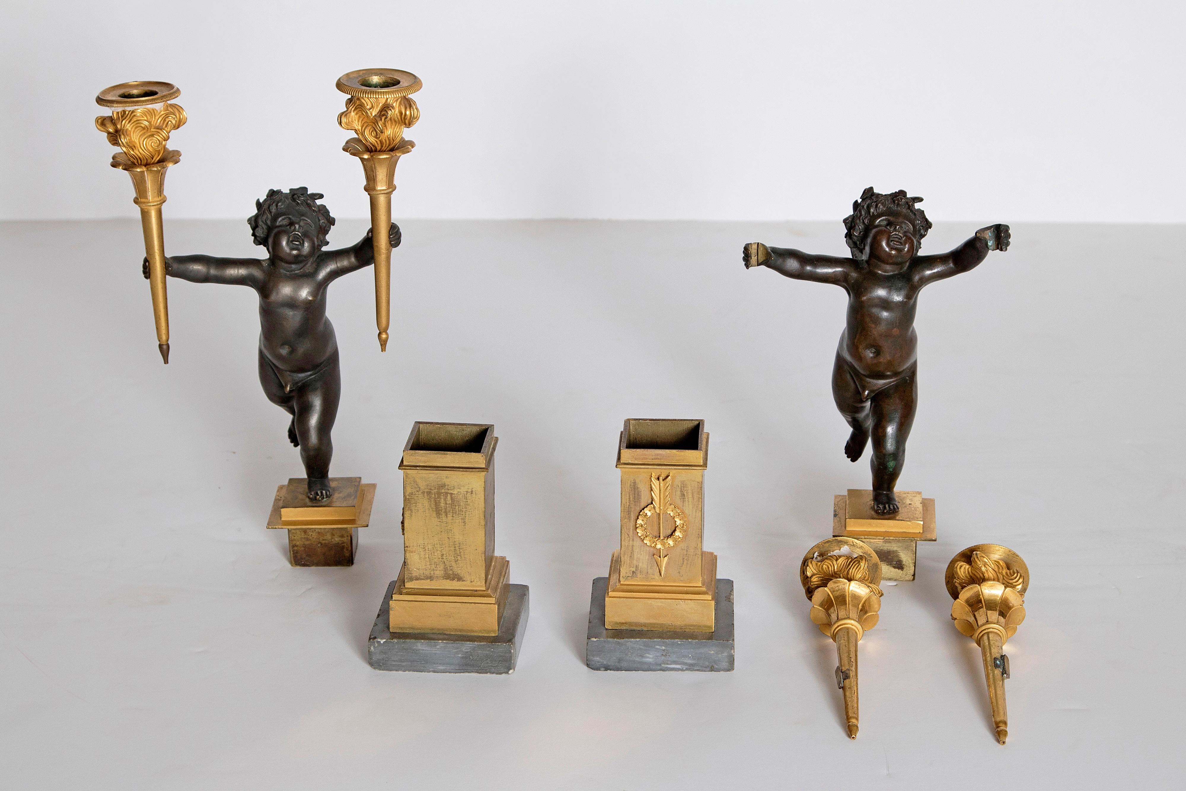 Paire de candélabres figuratifs français en bronze patiné et doré style Charles X en vente 9