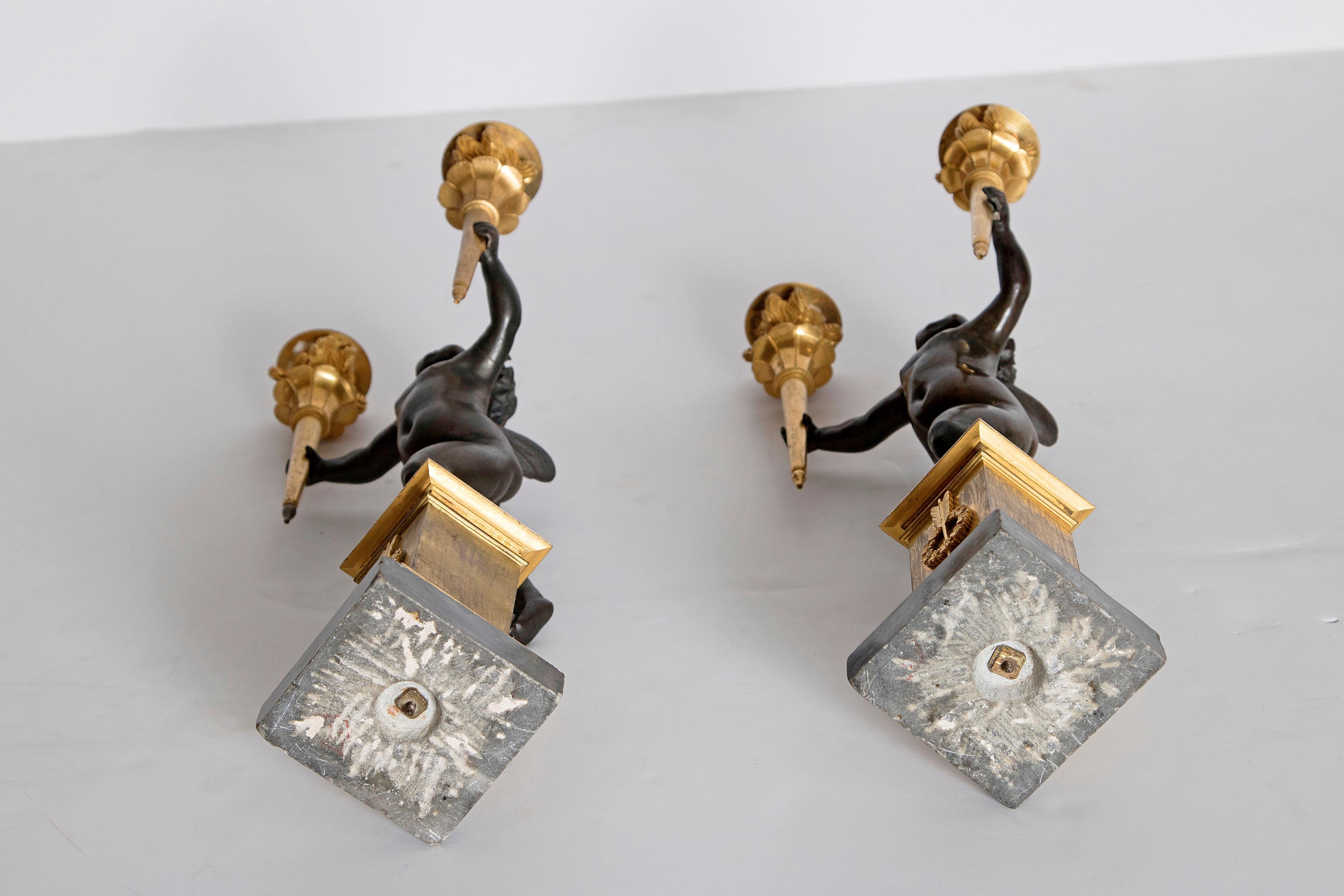 Paire de candélabres figuratifs français en bronze patiné et doré style Charles X en vente 10