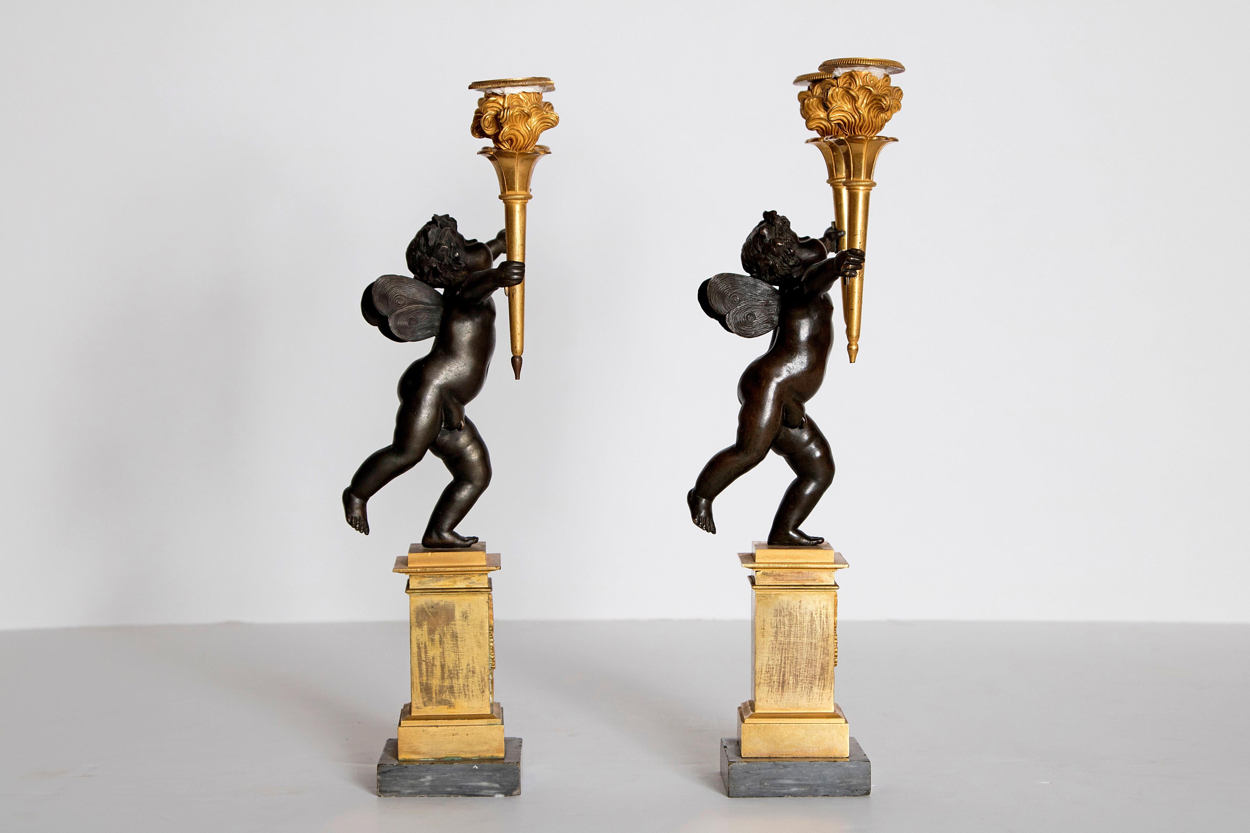Doré Paire de candélabres figuratifs français en bronze patiné et doré style Charles X en vente
