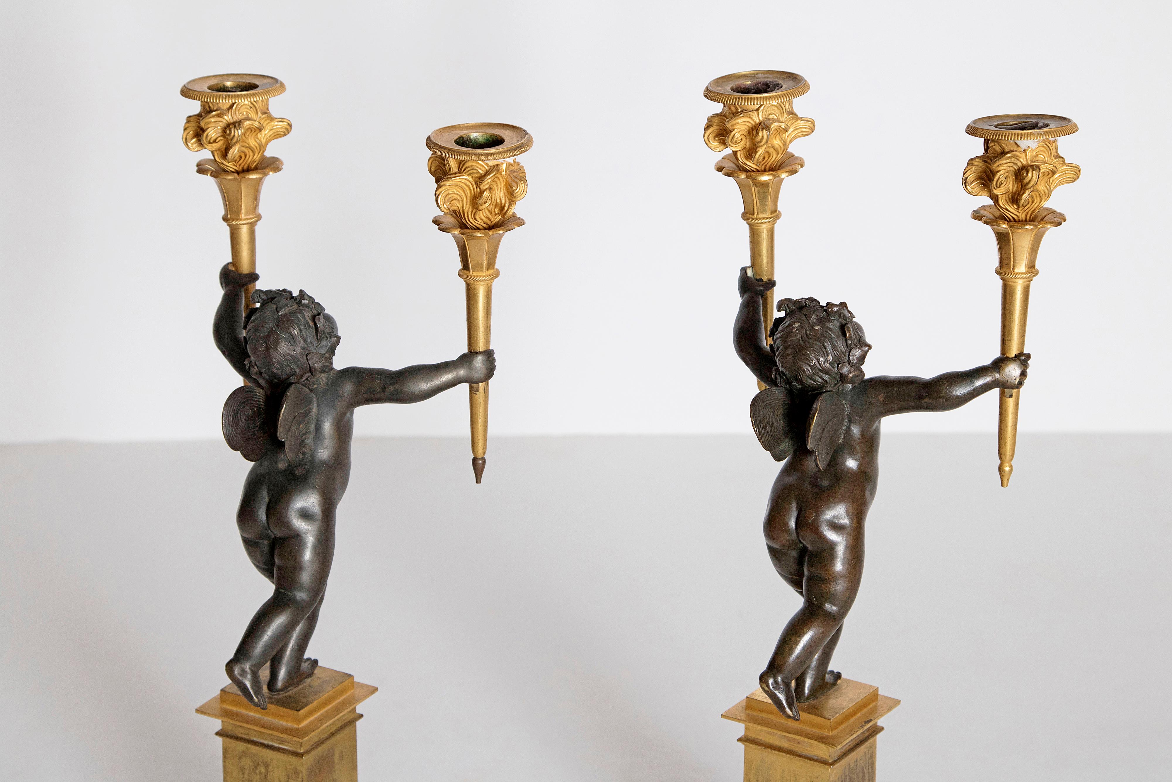 Bronze Paire de candélabres figuratifs français en bronze patiné et doré style Charles X en vente