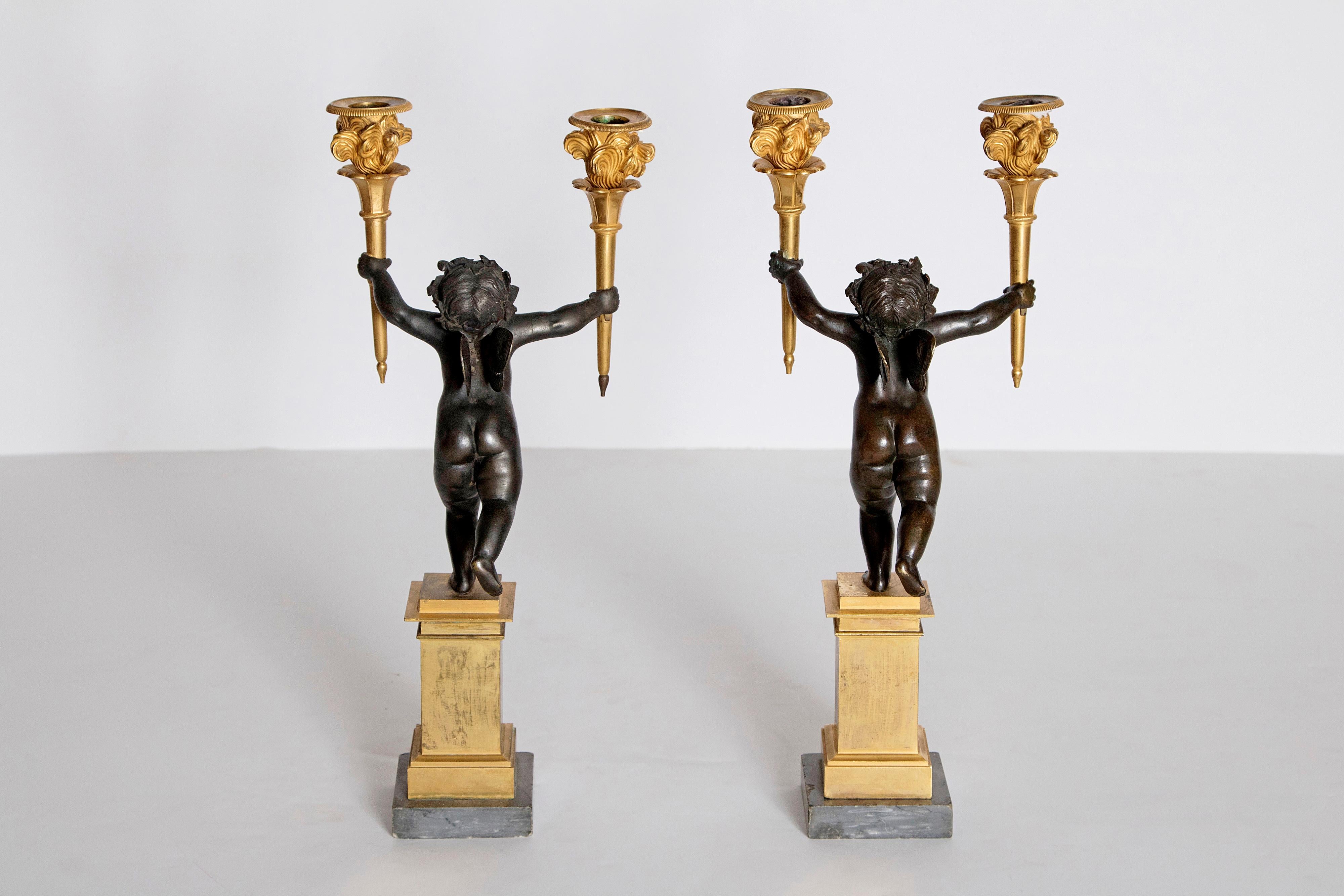 Paire de candélabres figuratifs français en bronze patiné et doré style Charles X en vente 1