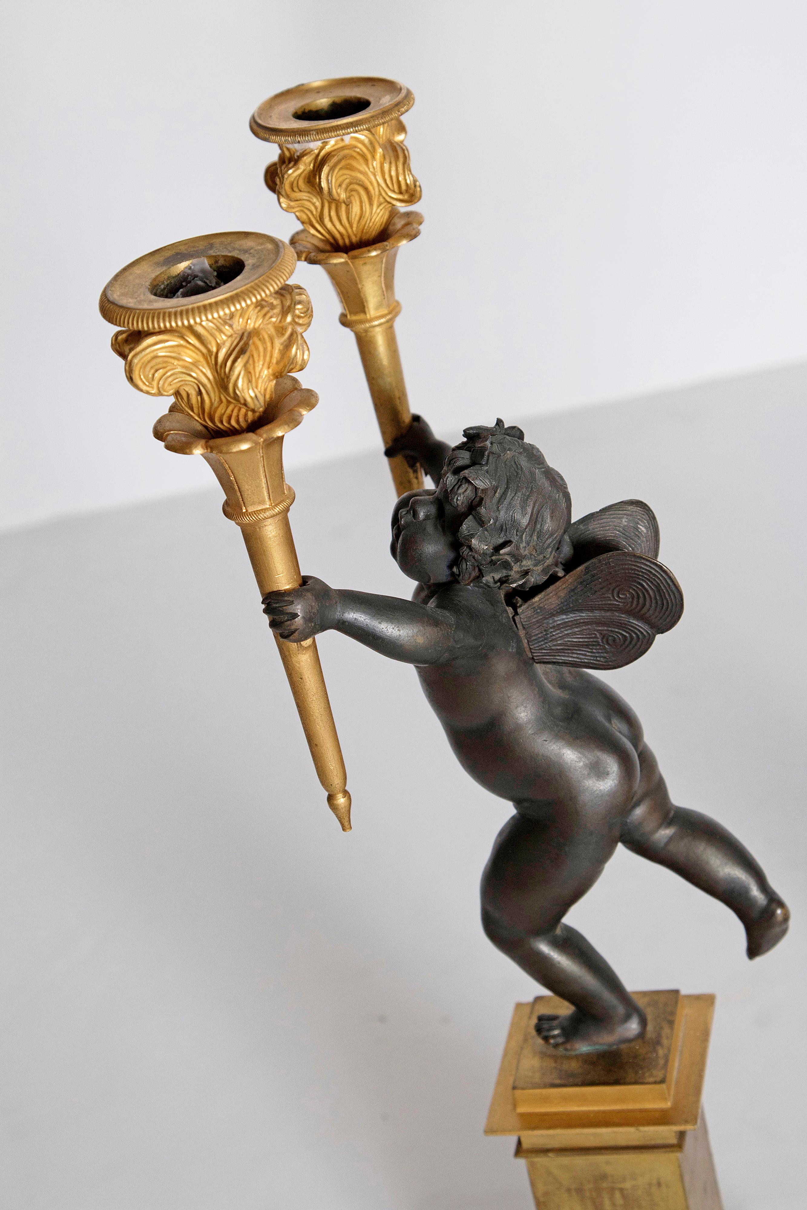 Paire de candélabres figuratifs français en bronze patiné et doré style Charles X en vente 2