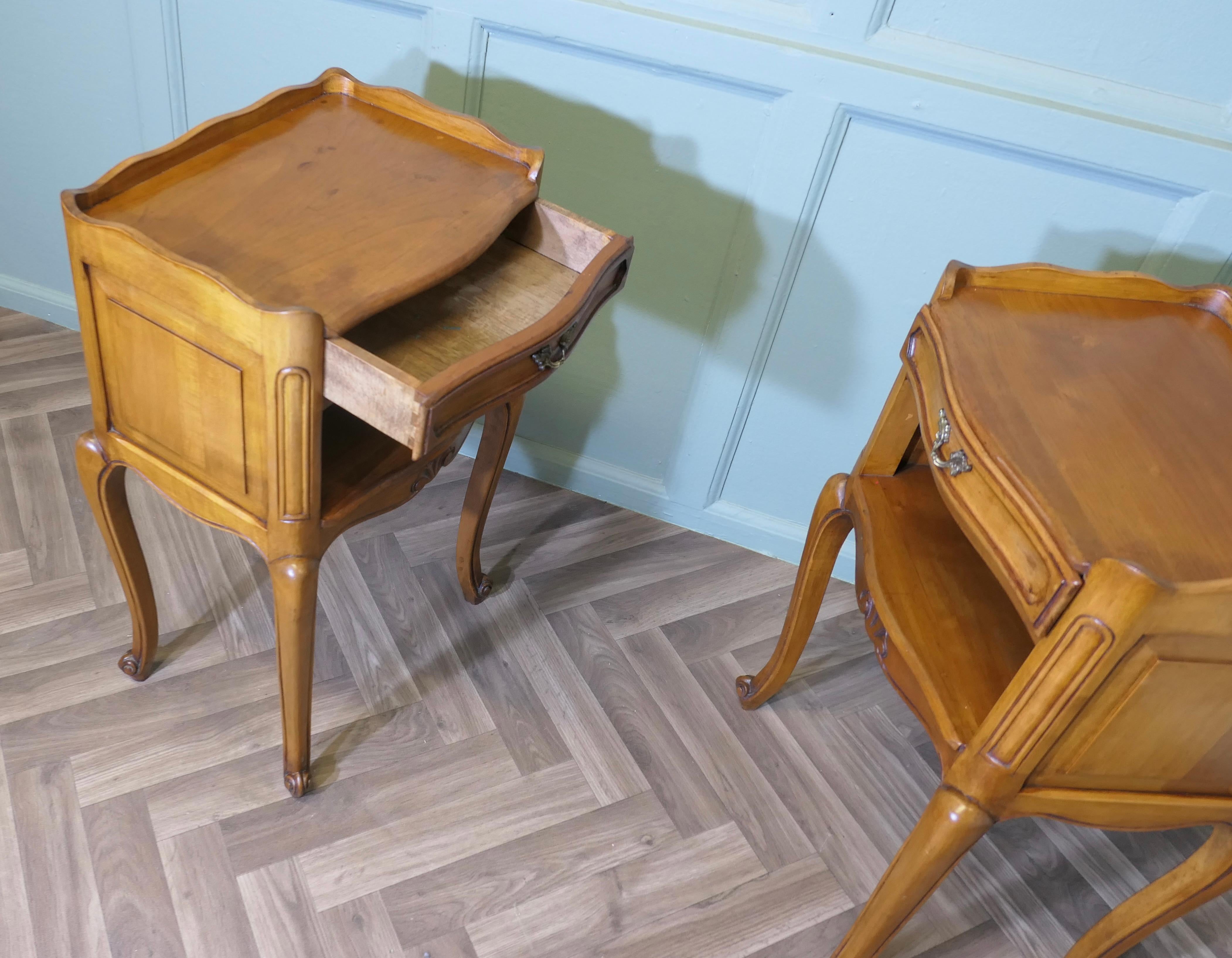 Provincial français Paire de tables de chevet en cerisier français   Voici une jolie paire de Chevets français en vente