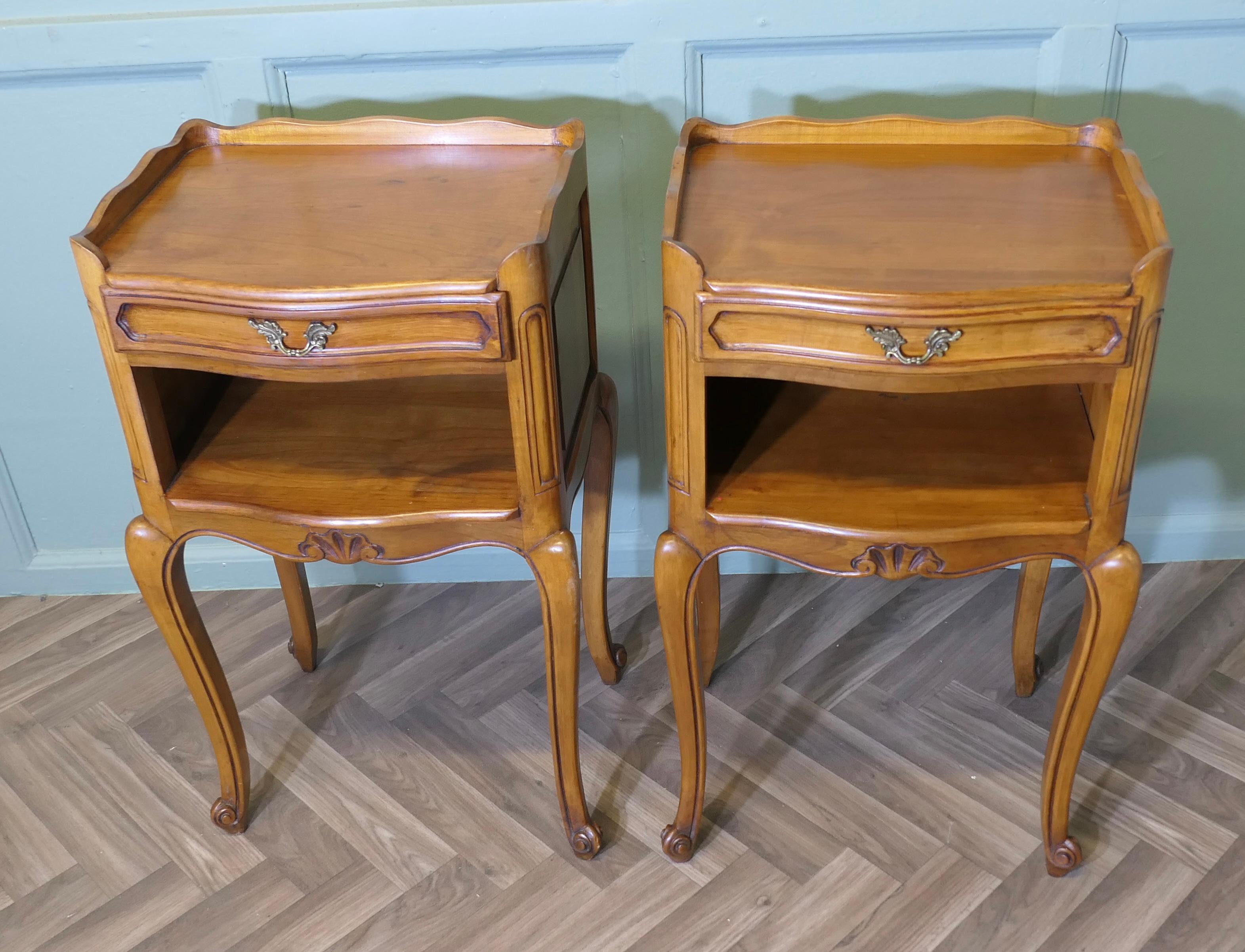 Paire de tables de chevet en cerisier français   Voici une jolie paire de Chevets français Bon état - En vente à Godshill, Isle of Wight