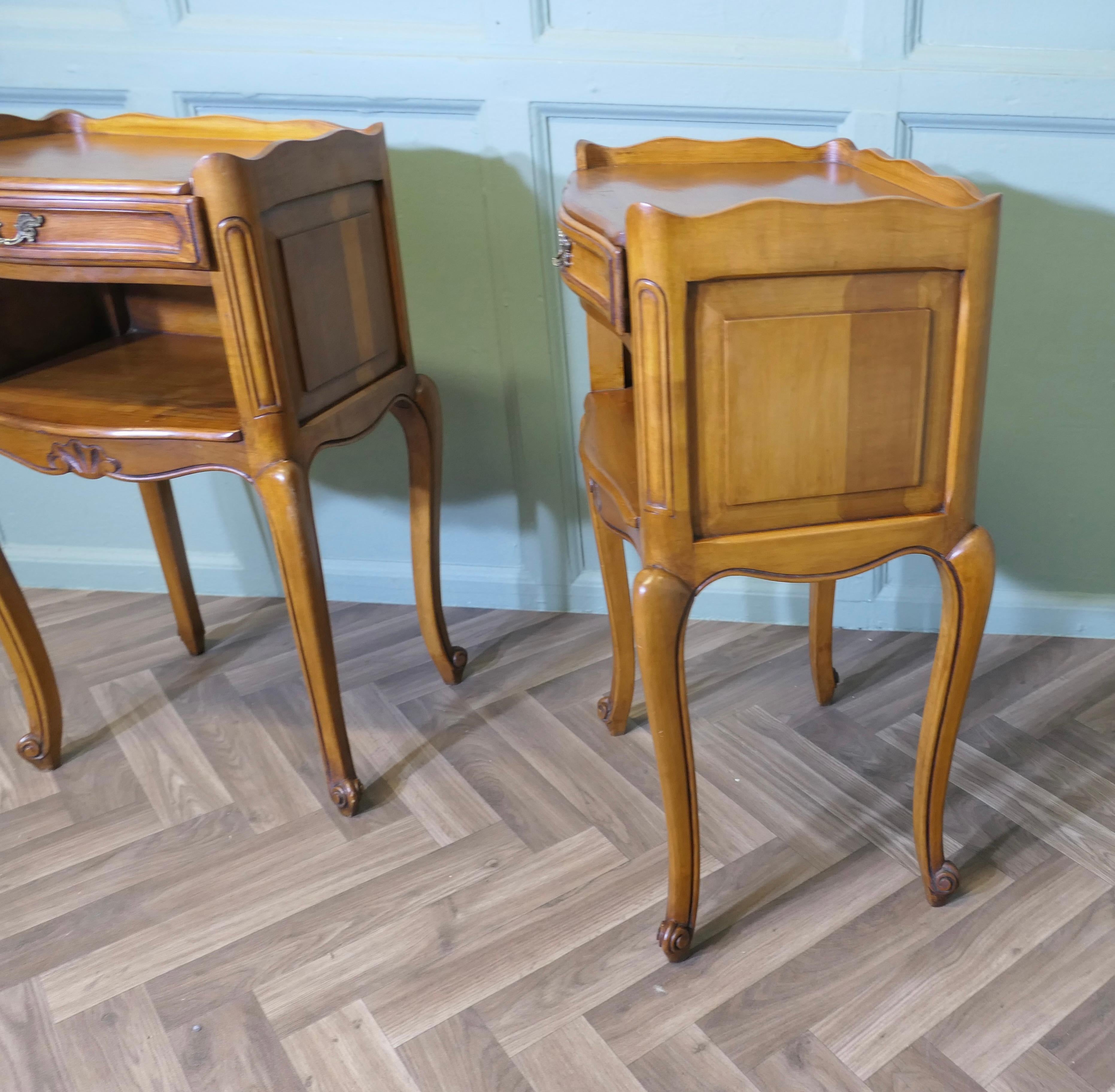 Milieu du XXe siècle Paire de tables de chevet en cerisier français   Voici une jolie paire de Chevets français en vente