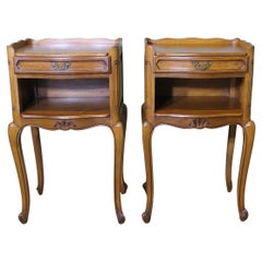 Paire de tables de chevet en cerisier français   Voici une jolie paire de Chevets français