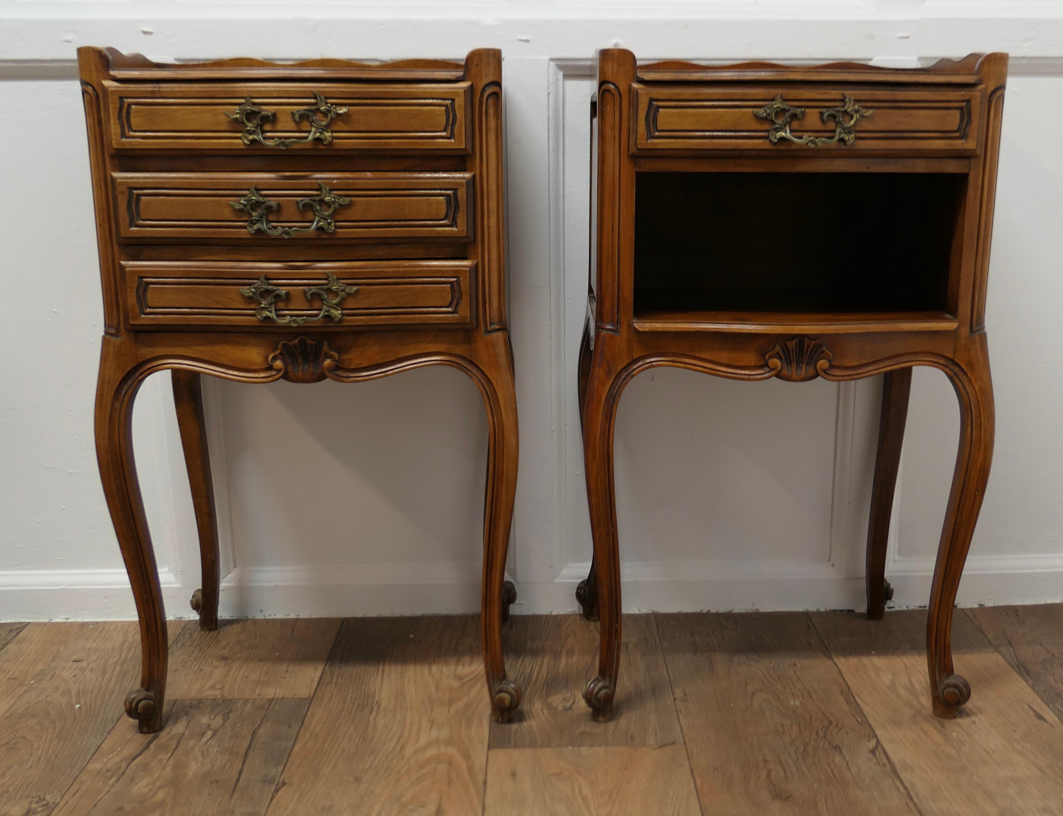Early 20th Century Pair of French Cherry Wood Bedside Cabinets or Cupboards For Sale