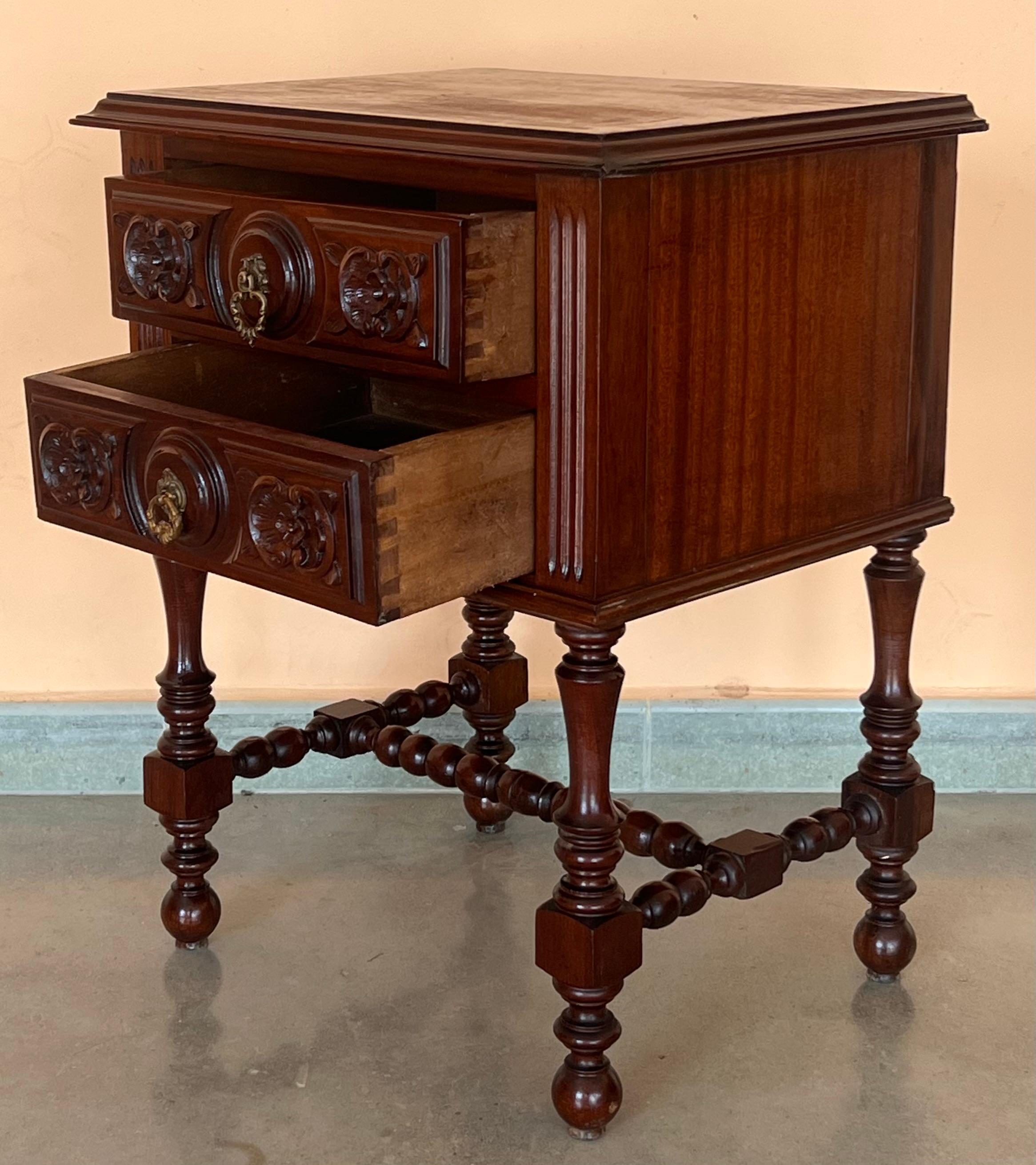 XIXe siècle Paire de tables de chevet françaises en châtaignier avec deux tiroirs, fin du 19ème siècle en vente