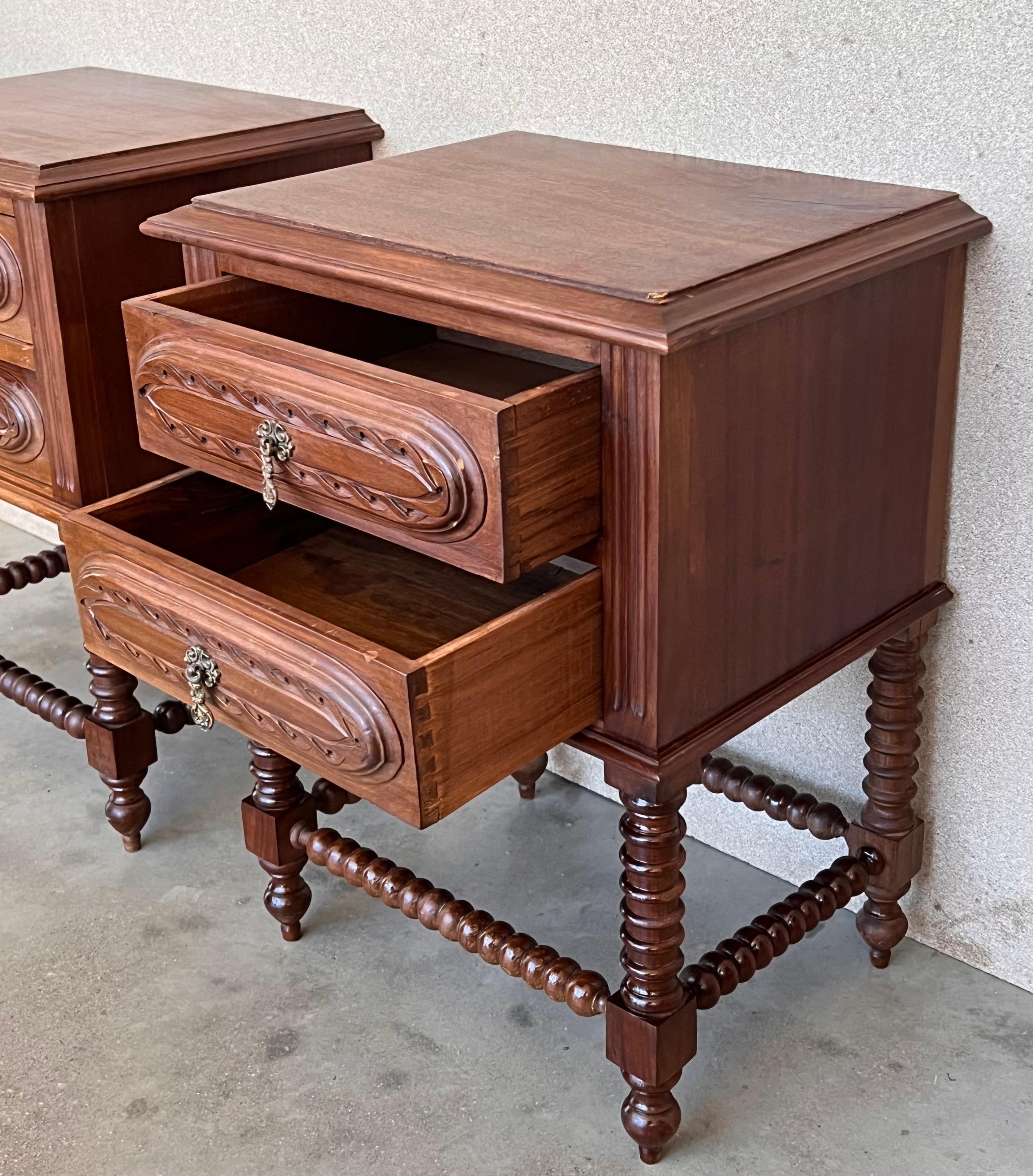 Paire de tables de chevet françaises en châtaignier avec deux tiroirs, fin du 19ème siècle en vente 1