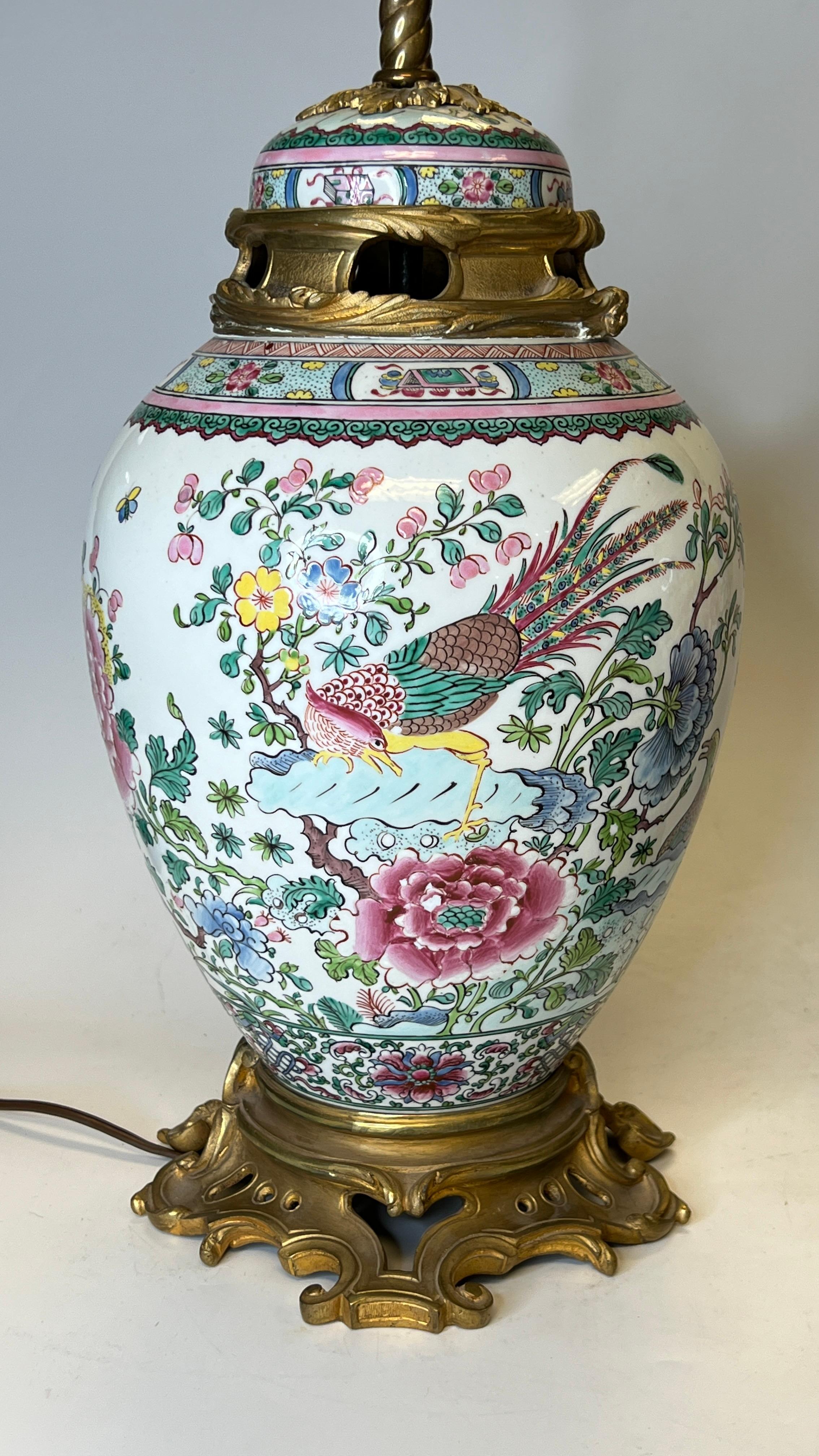 Pair of French Chinese Export Style  Porcelain and Gilt Bronze Table Lamps In Good Condition In New York, NY
