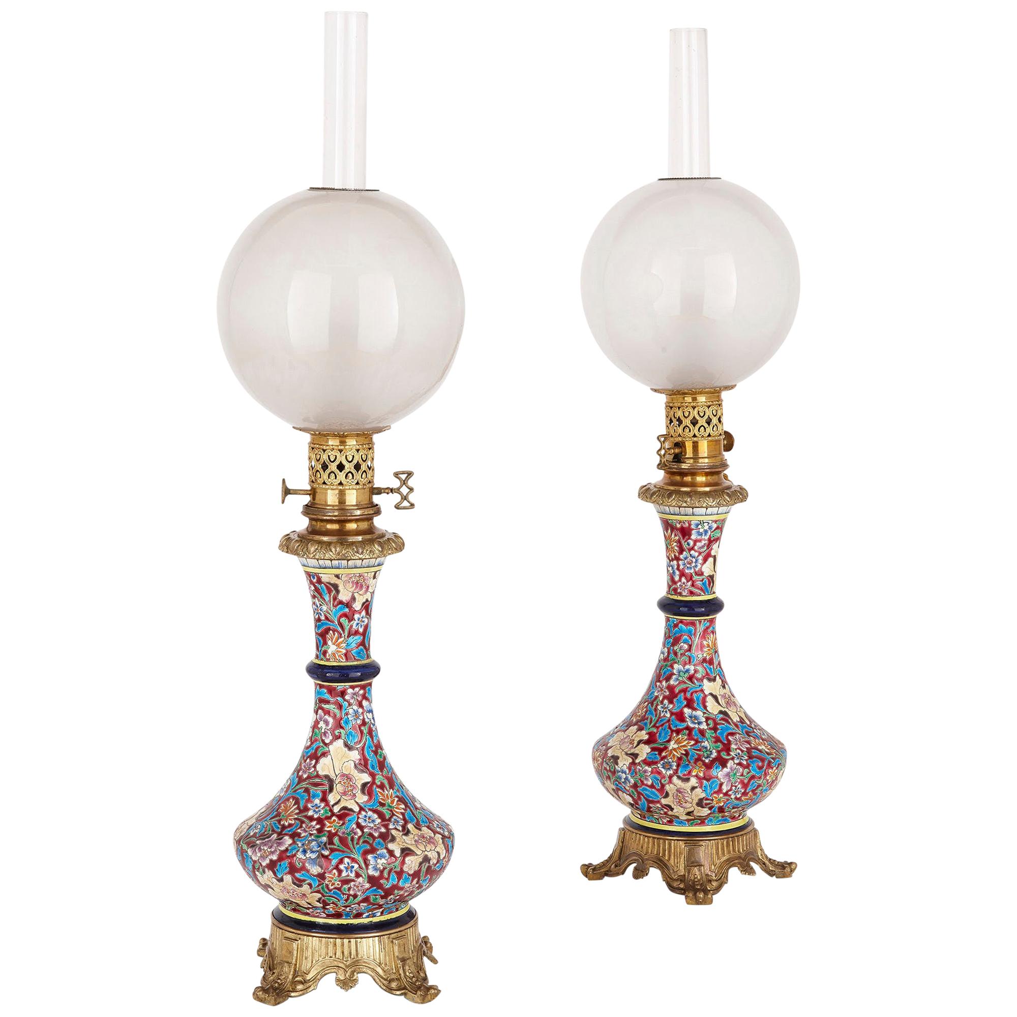 Paar französische Lampen aus Fayence, Glas und vergoldeter Bronze im Chinoiserie-Stil