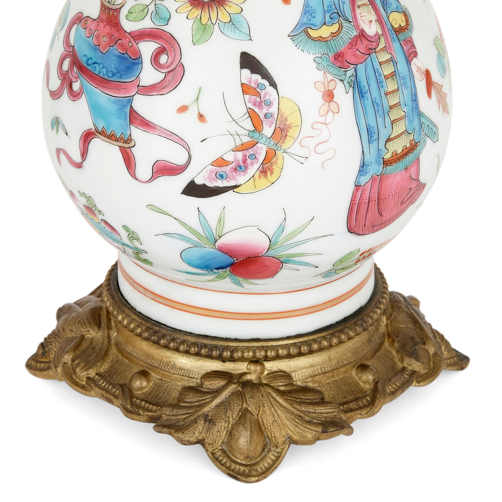 Français Paire de lampes à huile en porcelaine montées sur bronze doré de style chinoiserie française en vente