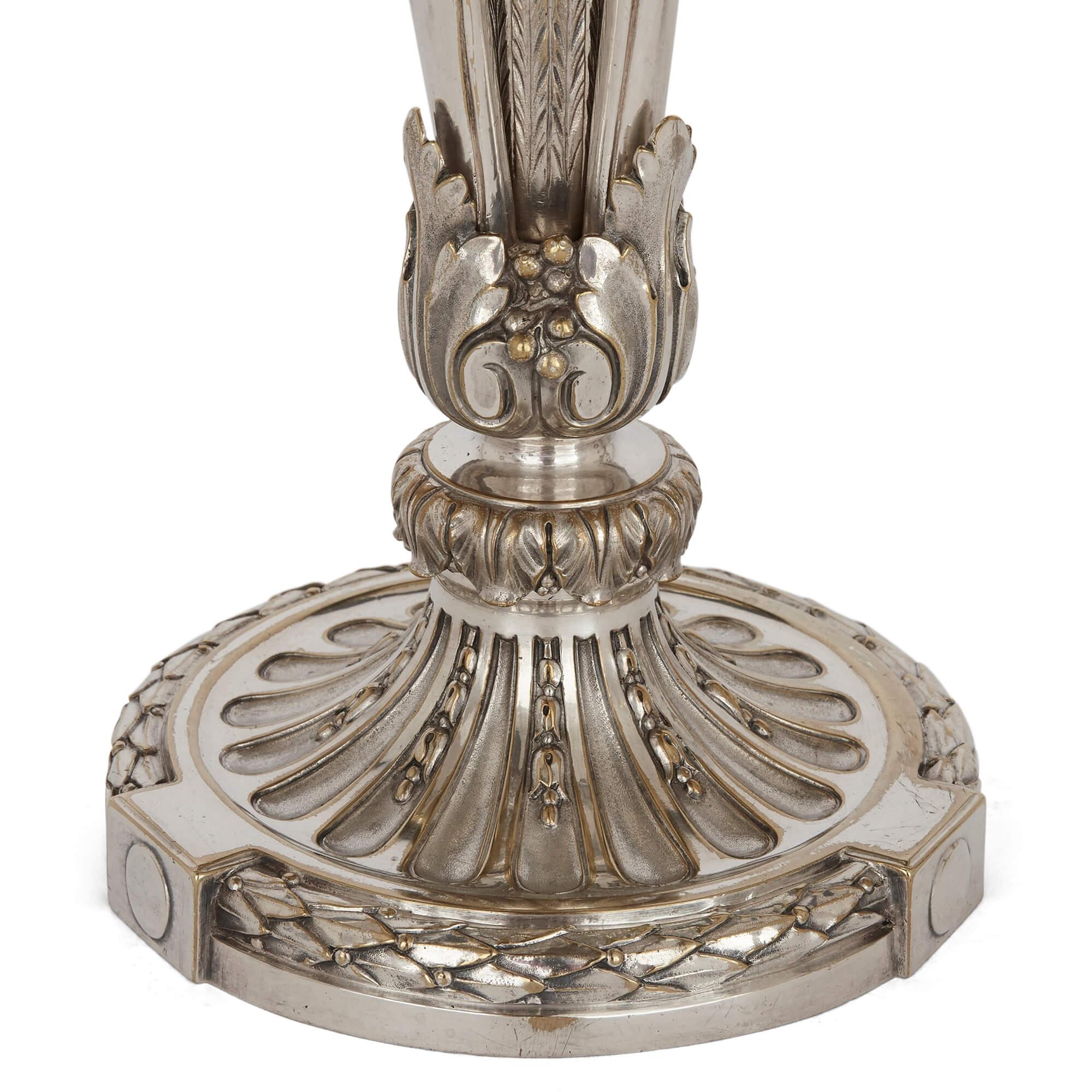 Argenté Paire de candélabres de table Christofle en bronze argenté en vente