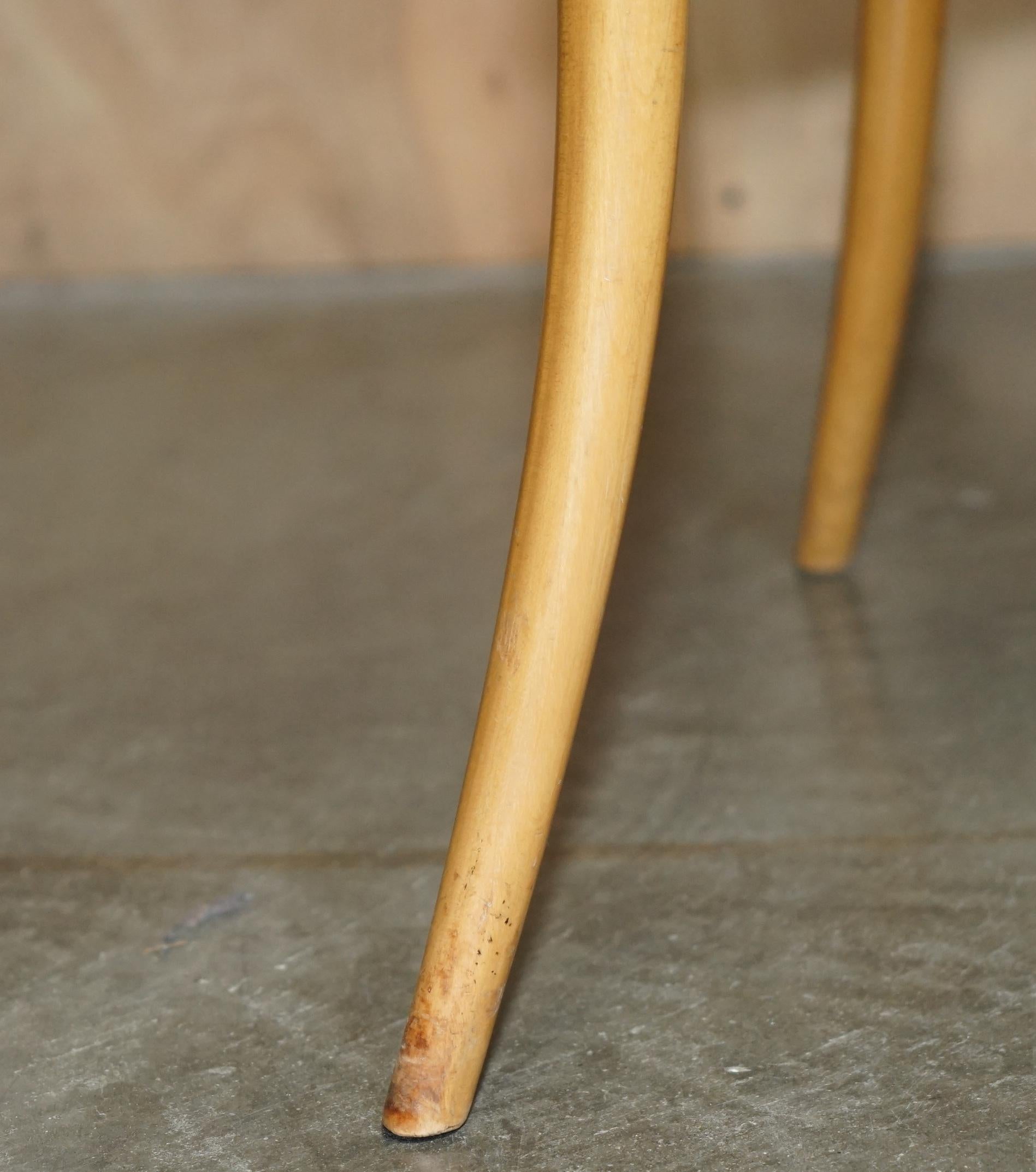 COPPIA DI TAVOLI DA LATO IN LEGNO DI CILIEGIO FRANCESE CIRCA 1950 E VETRO RENE PROU ATTRIUBATI in vendita 2