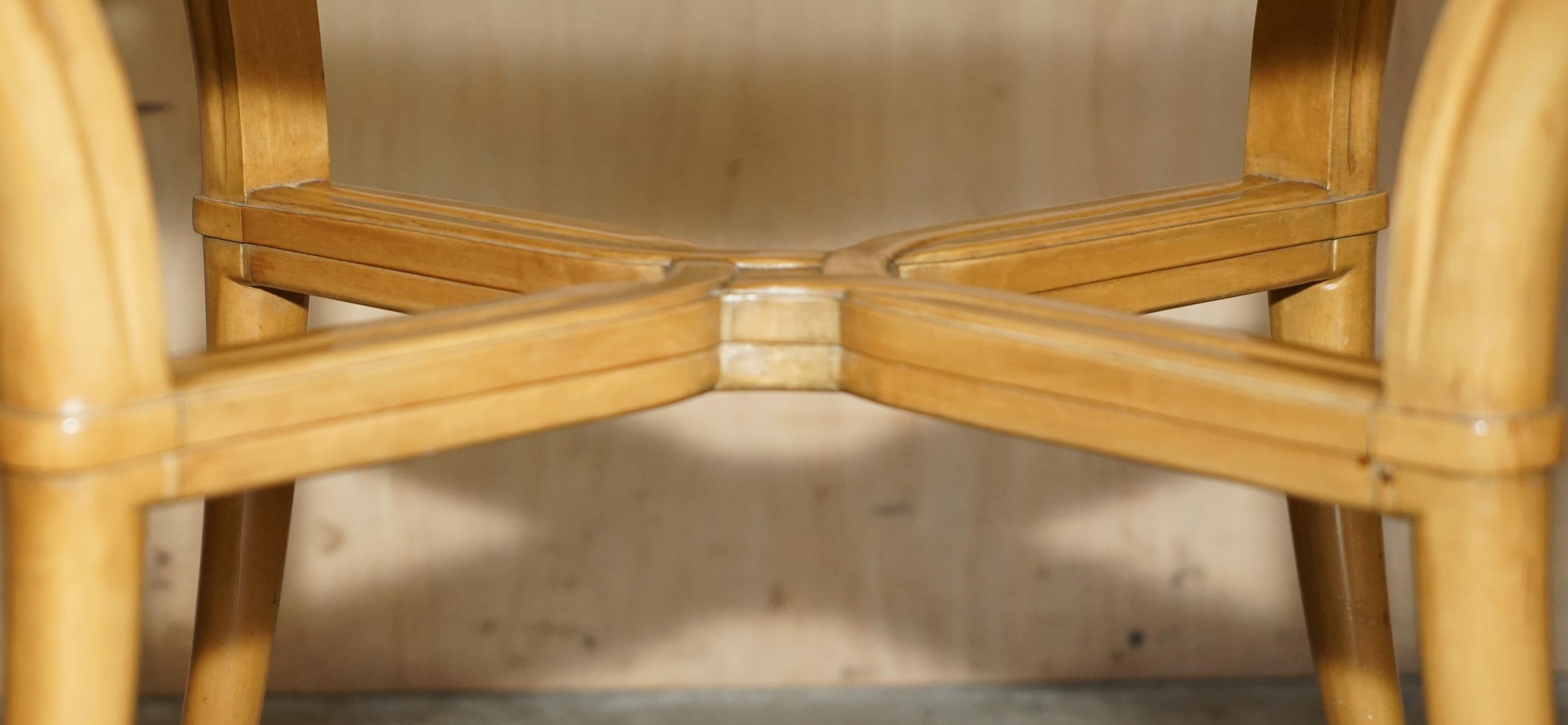 COPPIA DI TAVOLI DA LATO IN LEGNO DI CILIEGIO FRANCESE CIRCA 1950 E VETRO RENE PROU ATTRIUBATI in vendita 3