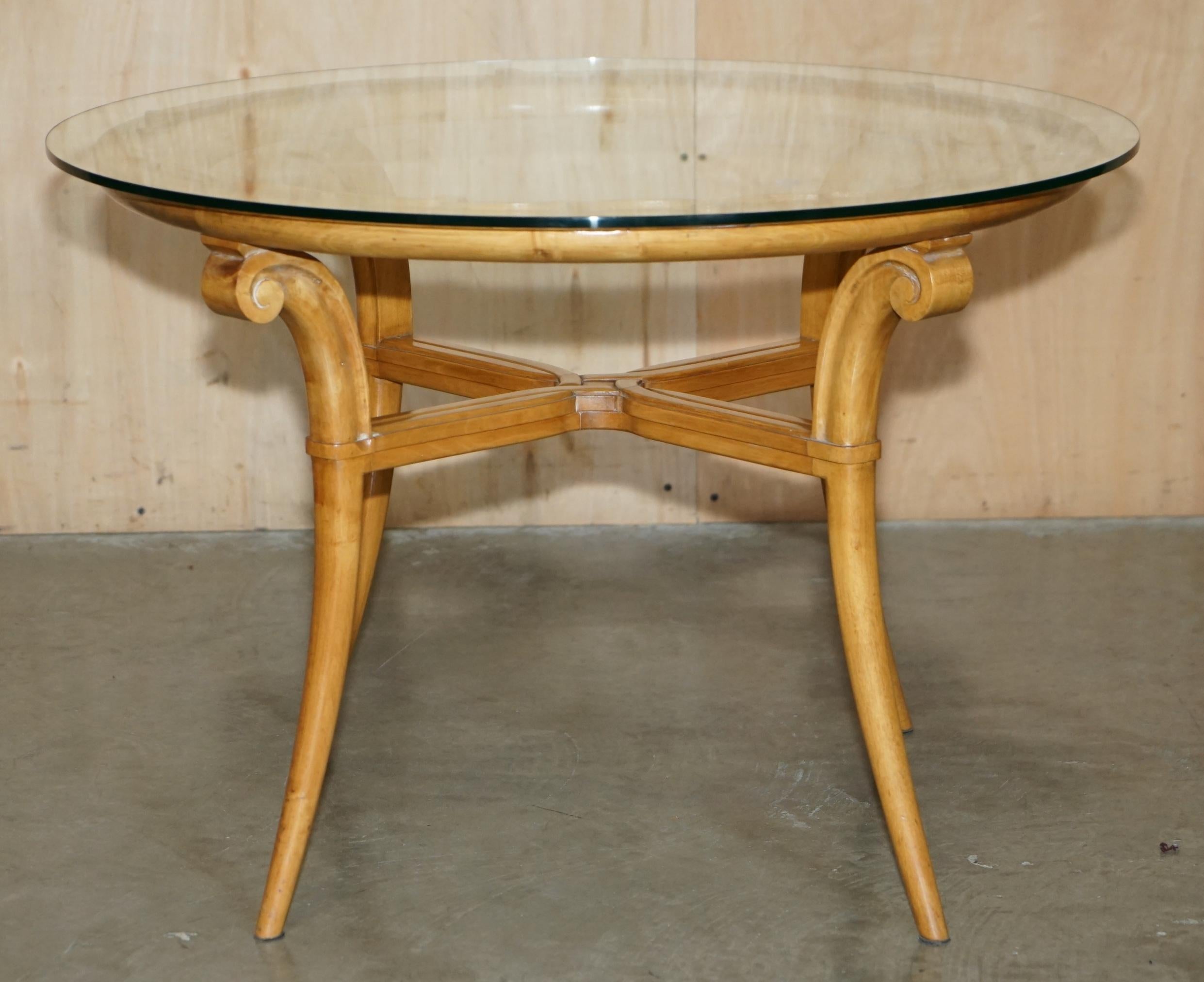 COPPIA DI TAVOLI DA LATO IN LEGNO DI CILIEGIO FRANCESE CIRCA 1950 E VETRO RENE PROU ATTRIUBATI in vendita 4
