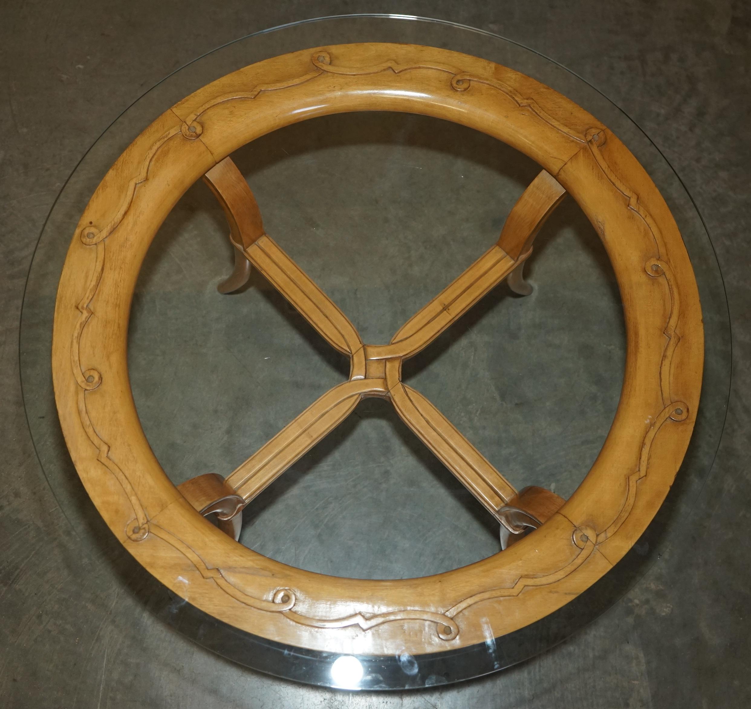 COPPIA DI TAVOLI DA LATO IN LEGNO DI CILIEGIO FRANCESE CIRCA 1950 E VETRO RENE PROU ATTRIUBATI in vendita 5