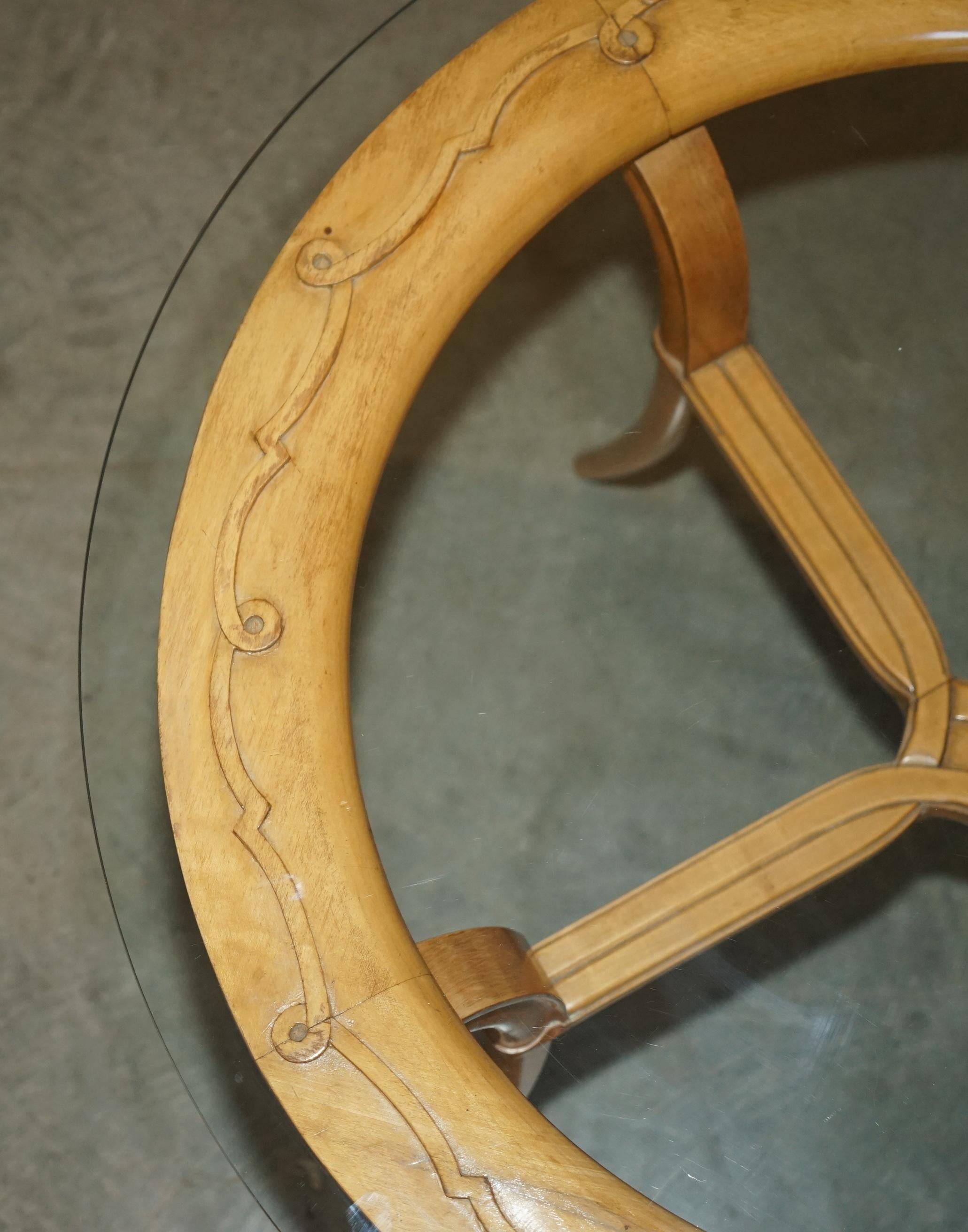 COPPIA DI TAVOLI DA LATO IN LEGNO DI CILIEGIO FRANCESE CIRCA 1950 E VETRO RENE PROU ATTRIUBATI in vendita 6