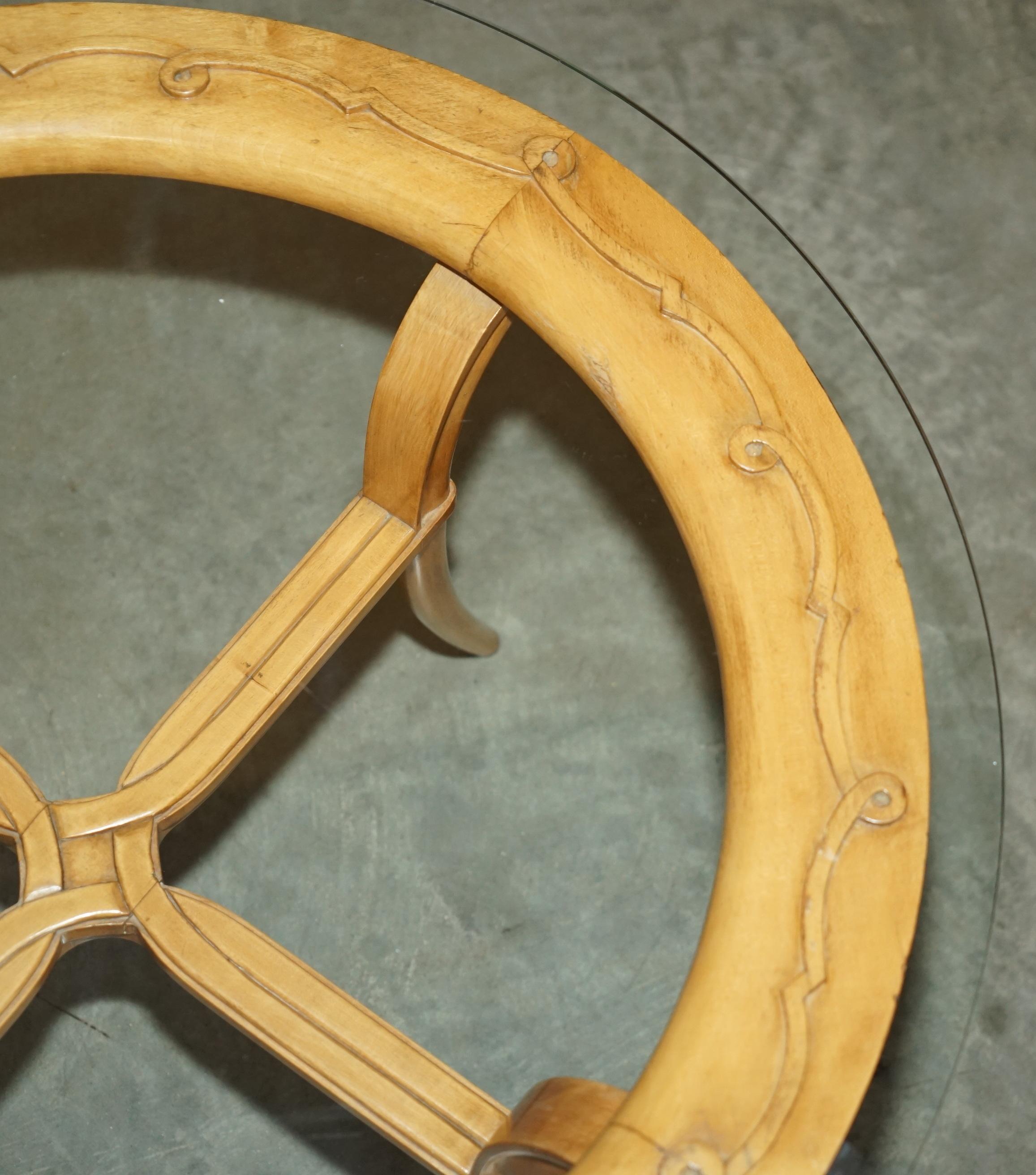 COPPIA DI TAVOLI DA LATO IN LEGNO DI CILIEGIO FRANCESE CIRCA 1950 E VETRO RENE PROU ATTRIUBATI in vendita 7