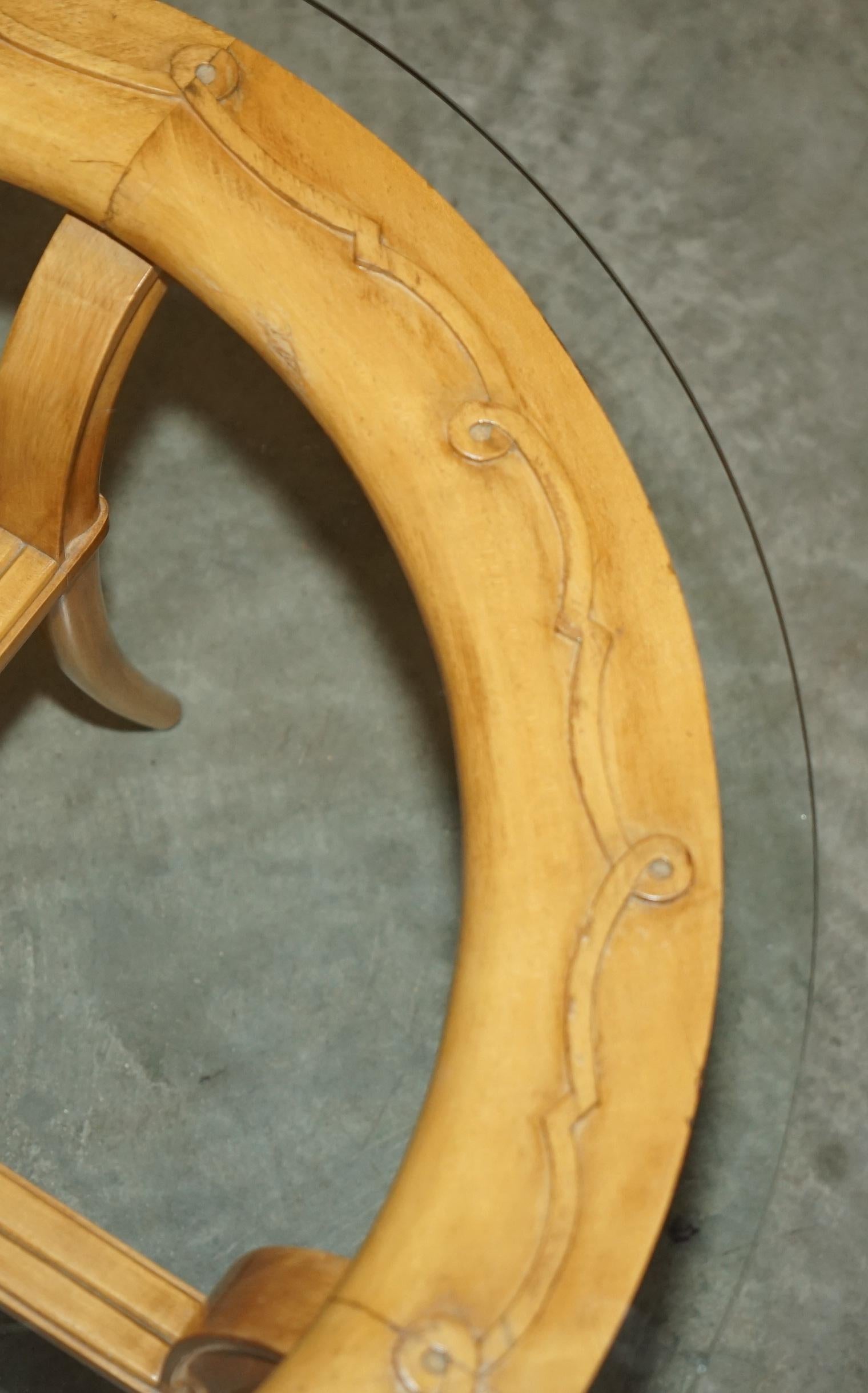 COPPIA DI TAVOLI DA LATO IN LEGNO DI CILIEGIO FRANCESE CIRCA 1950 E VETRO RENE PROU ATTRIUBATI in vendita 8