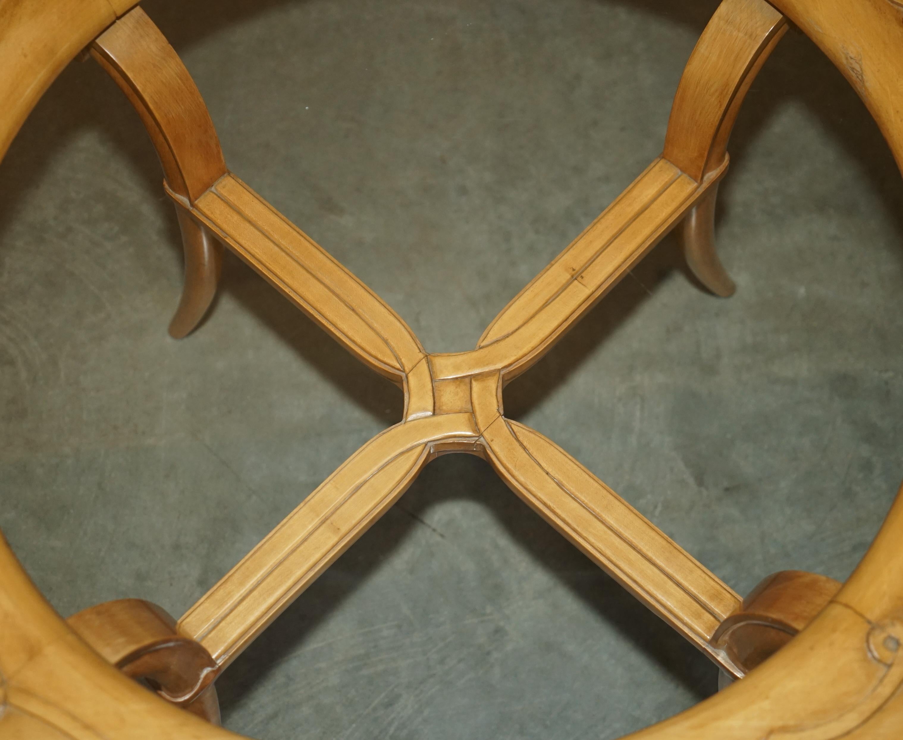 COPPIA DI TAVOLI DA LATO IN LEGNO DI CILIEGIO FRANCESE CIRCA 1950 E VETRO RENE PROU ATTRIUBATI in vendita 9