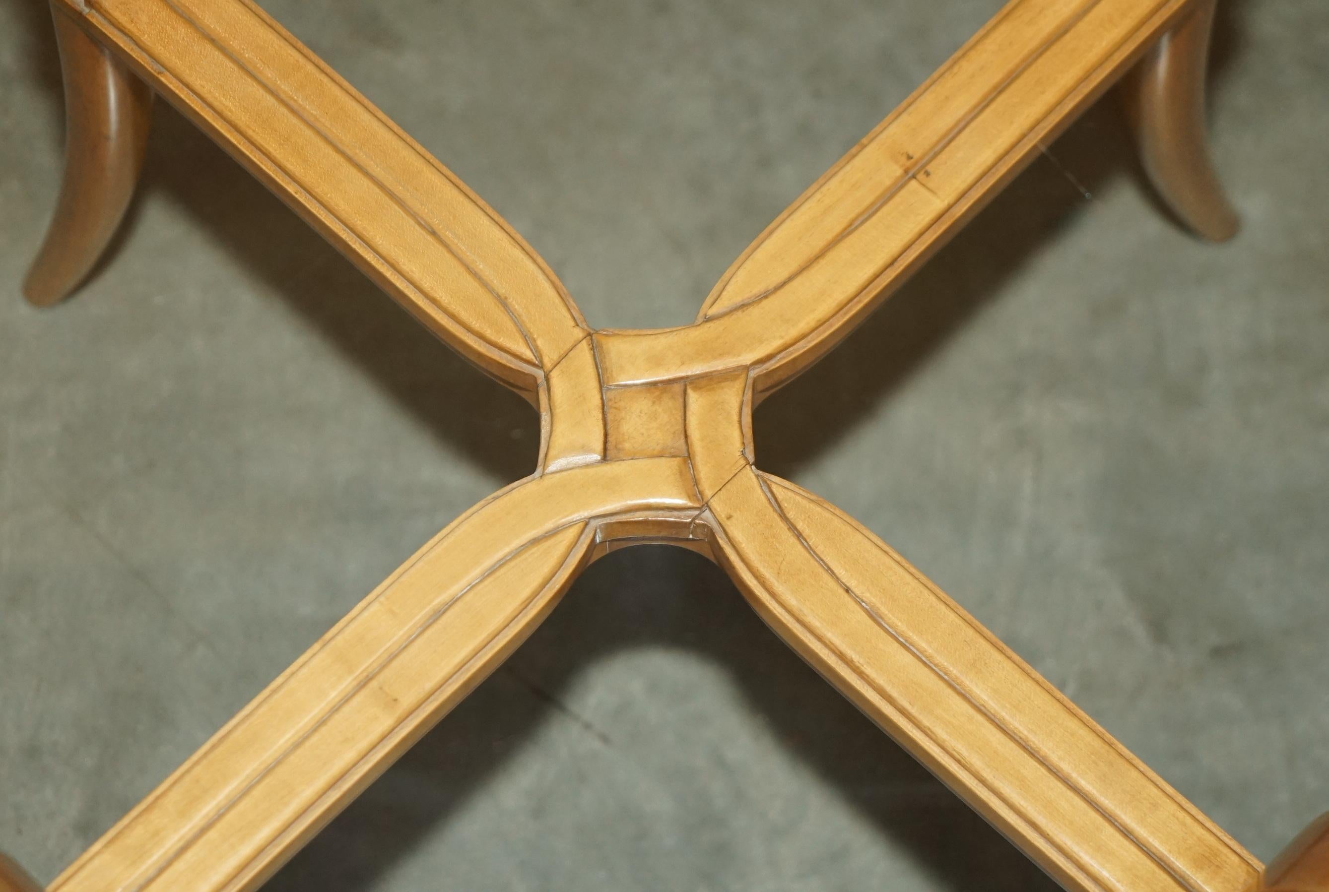 COPPIA DI TAVOLI DA LATO IN LEGNO DI CILIEGIO FRANCESE CIRCA 1950 E VETRO RENE PROU ATTRIUBATI in vendita 10