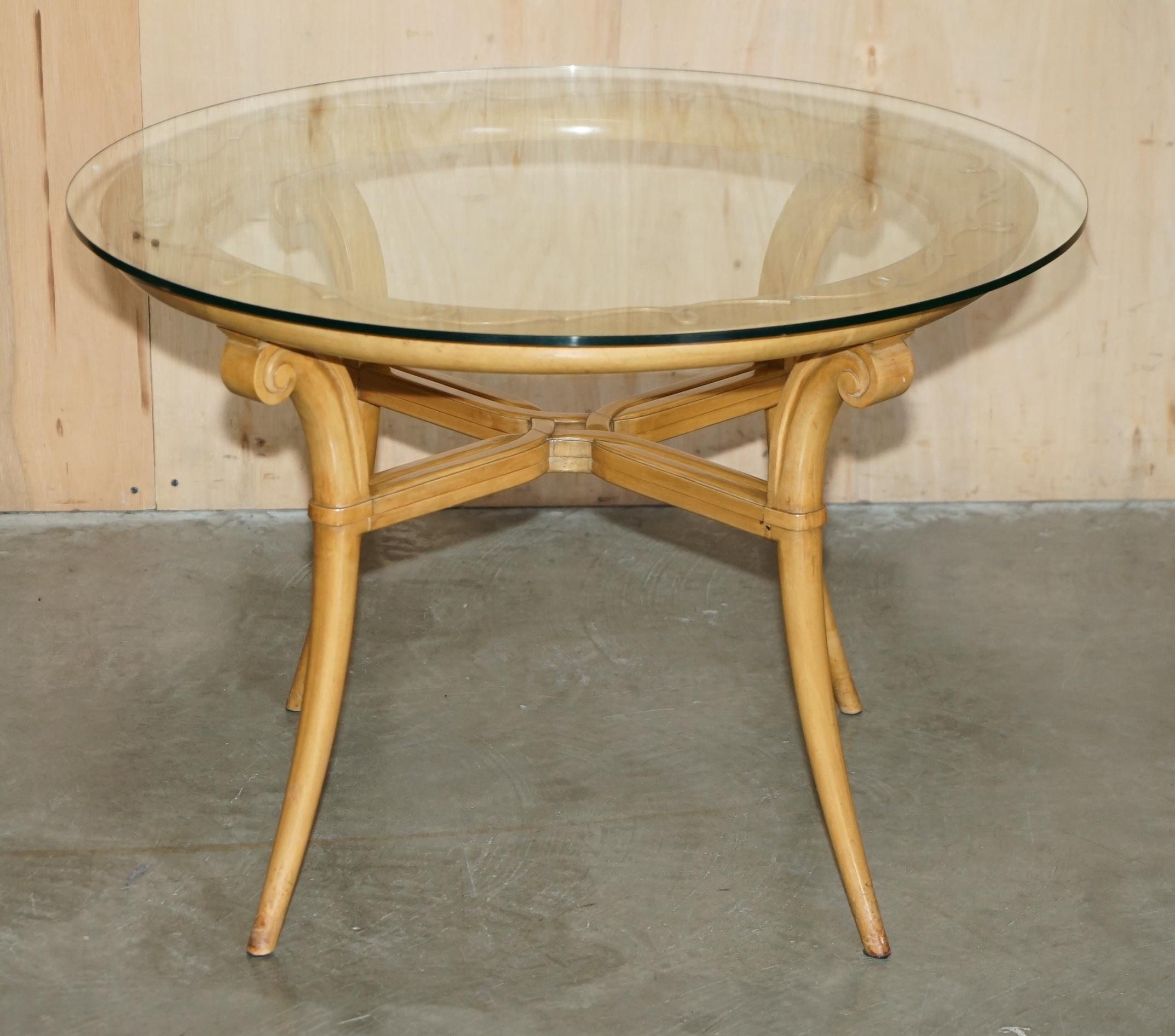 Casa Reale Antiquariato

Royal House Antiques è lieta di offrire in vendita questa splendida coppia di tavolini occasionali rotondi in ciliegio e vetro attribuiti a Rene Prou e intagliati a mano.

Tieni presente che le spese di spedizione indicate