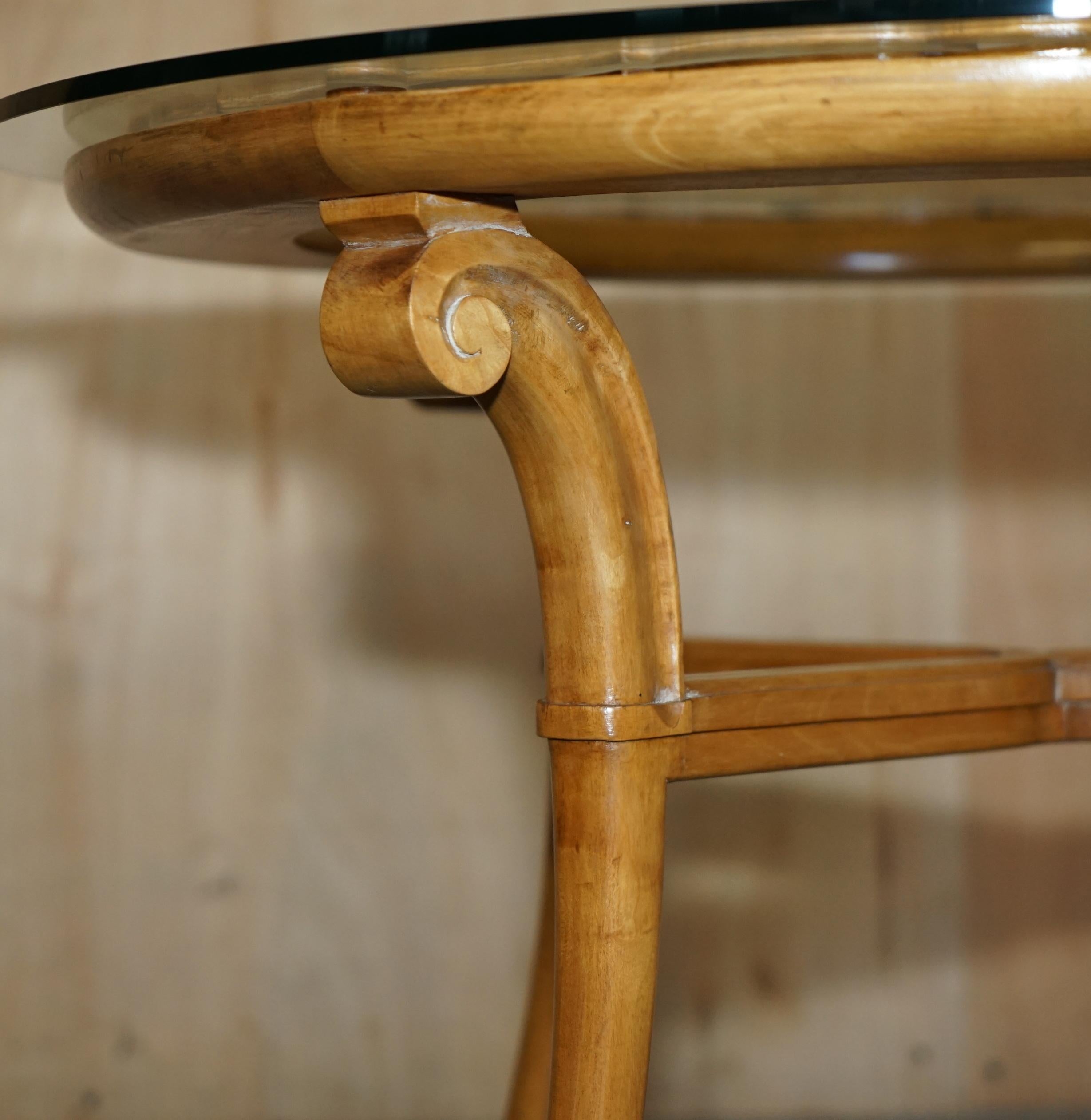 COPPIA DI TAVOLI DA LATO IN LEGNO DI CILIEGIO FRANCESE CIRCA 1950 E VETRO RENE PROU ATTRIUBATI in vendita 12