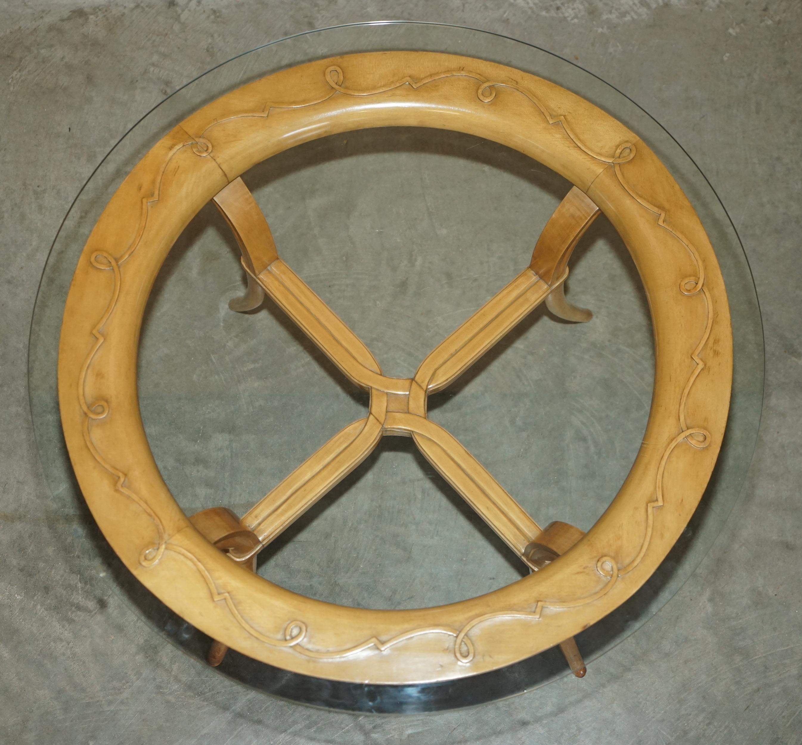 Mid-Century moderno COPPIA DI TAVOLI DA LATO IN LEGNO DI CILIEGIO FRANCESE CIRCA 1950 E VETRO RENE PROU ATTRIUBATI in vendita