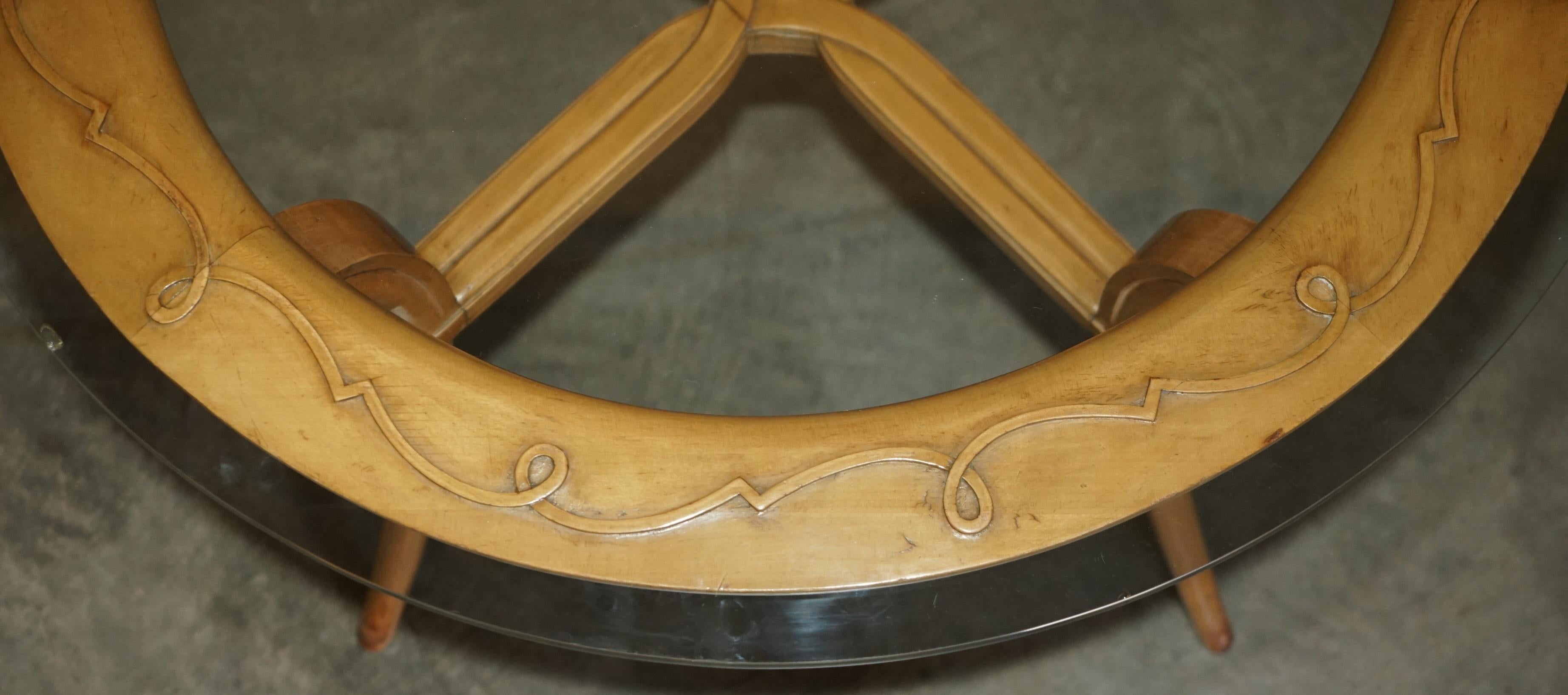 Francese COPPIA DI TAVOLI DA LATO IN LEGNO DI CILIEGIO FRANCESE CIRCA 1950 E VETRO RENE PROU ATTRIUBATI in vendita