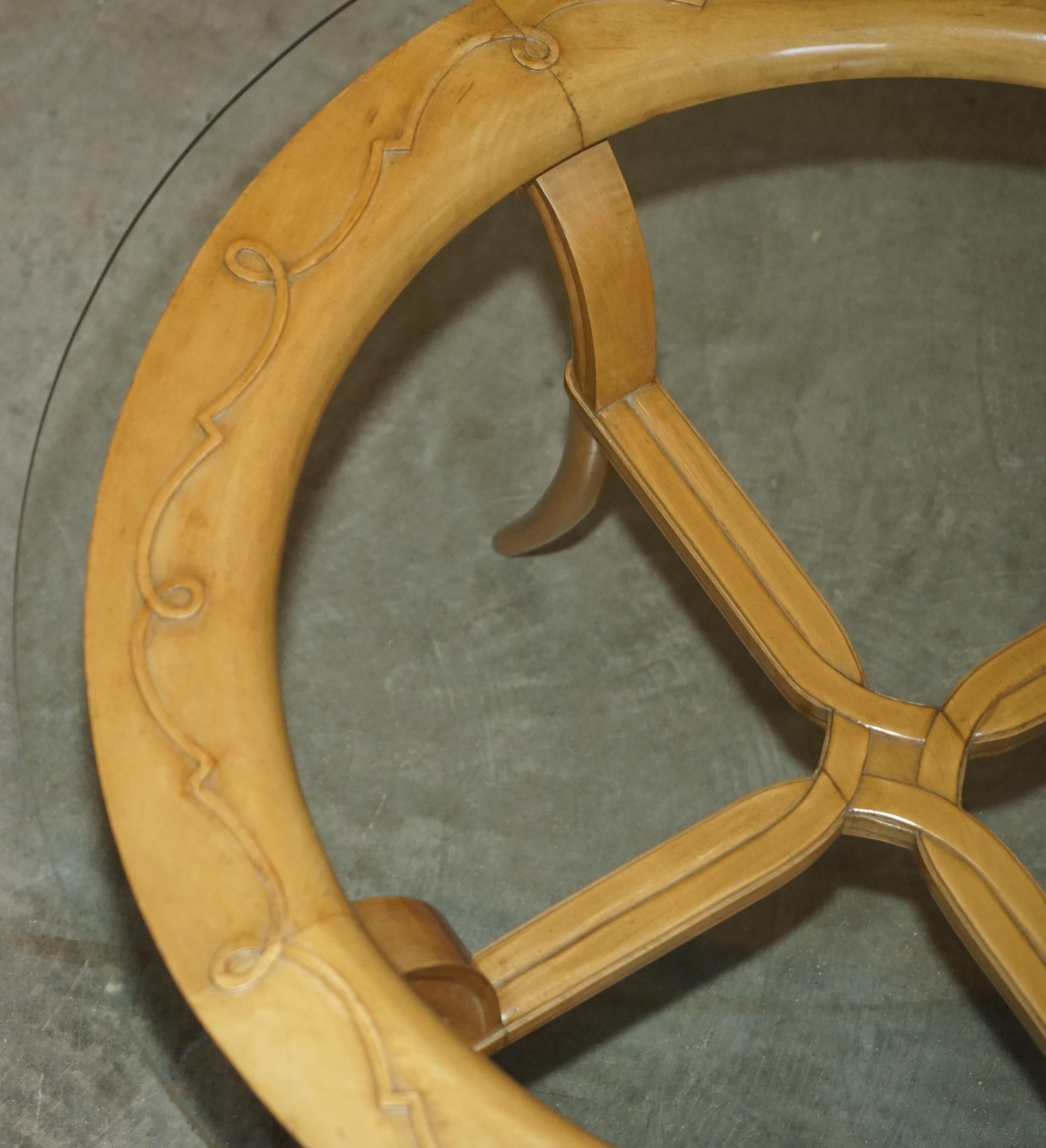 Fatto a mano COPPIA DI TAVOLI DA LATO IN LEGNO DI CILIEGIO FRANCESE CIRCA 1950 E VETRO RENE PROU ATTRIUBATI in vendita