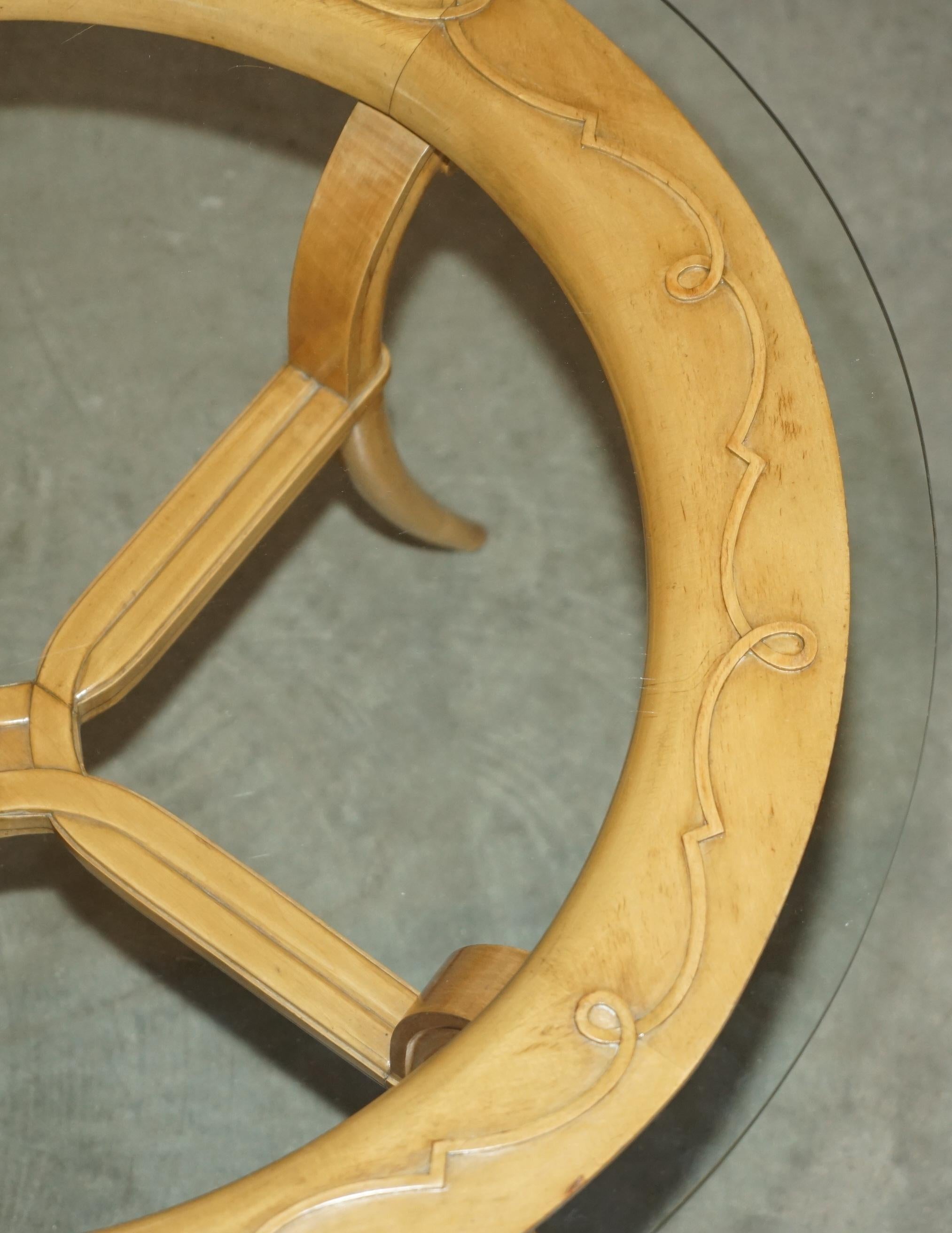 COPPIA DI TAVOLI DA LATO IN LEGNO DI CILIEGIO FRANCESE CIRCA 1950 E VETRO RENE PROU ATTRIUBATI In condizioni buone in vendita a West Sussex, Pulborough