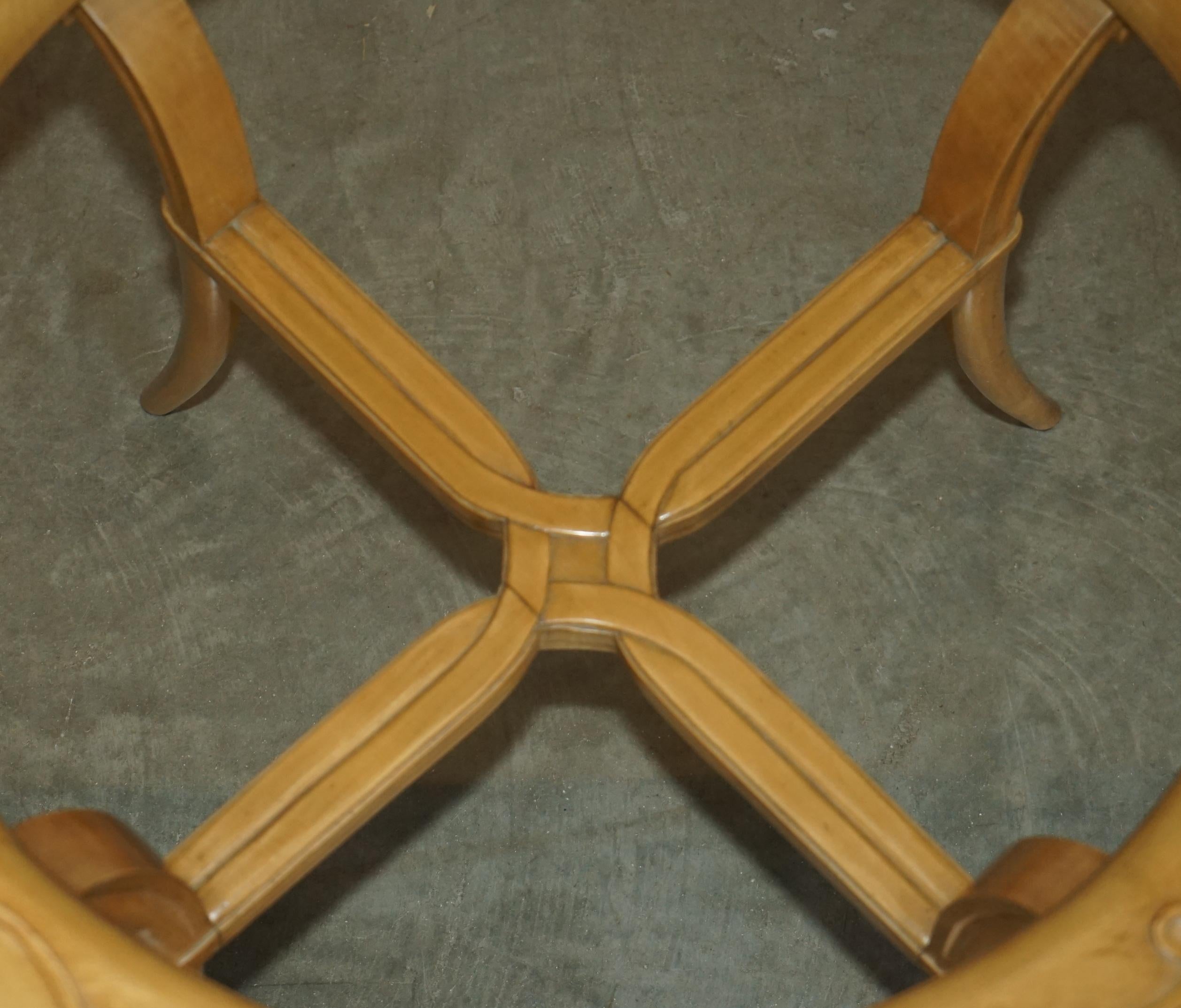 Metà XX secolo COPPIA DI TAVOLI DA LATO IN LEGNO DI CILIEGIO FRANCESE CIRCA 1950 E VETRO RENE PROU ATTRIUBATI in vendita