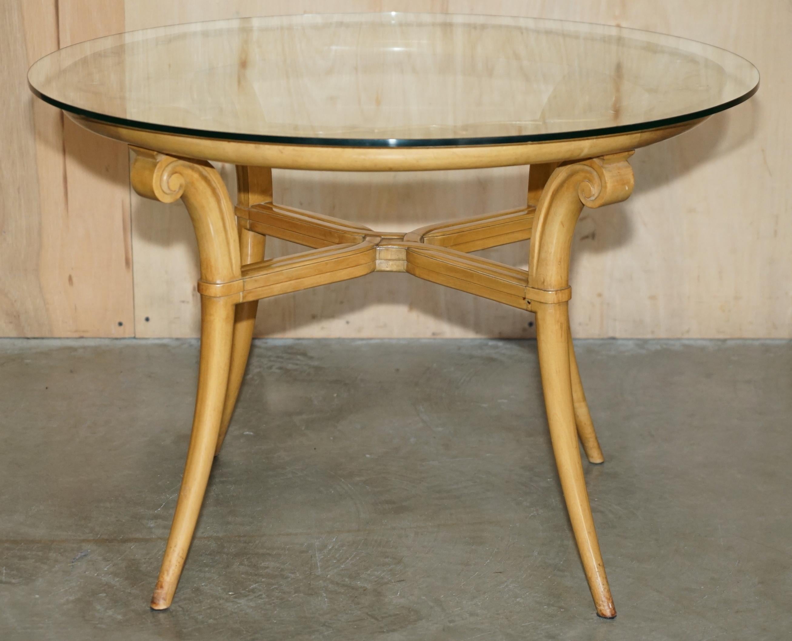 Vetro COPPIA DI TAVOLI DA LATO IN LEGNO DI CILIEGIO FRANCESE CIRCA 1950 E VETRO RENE PROU ATTRIUBATI in vendita