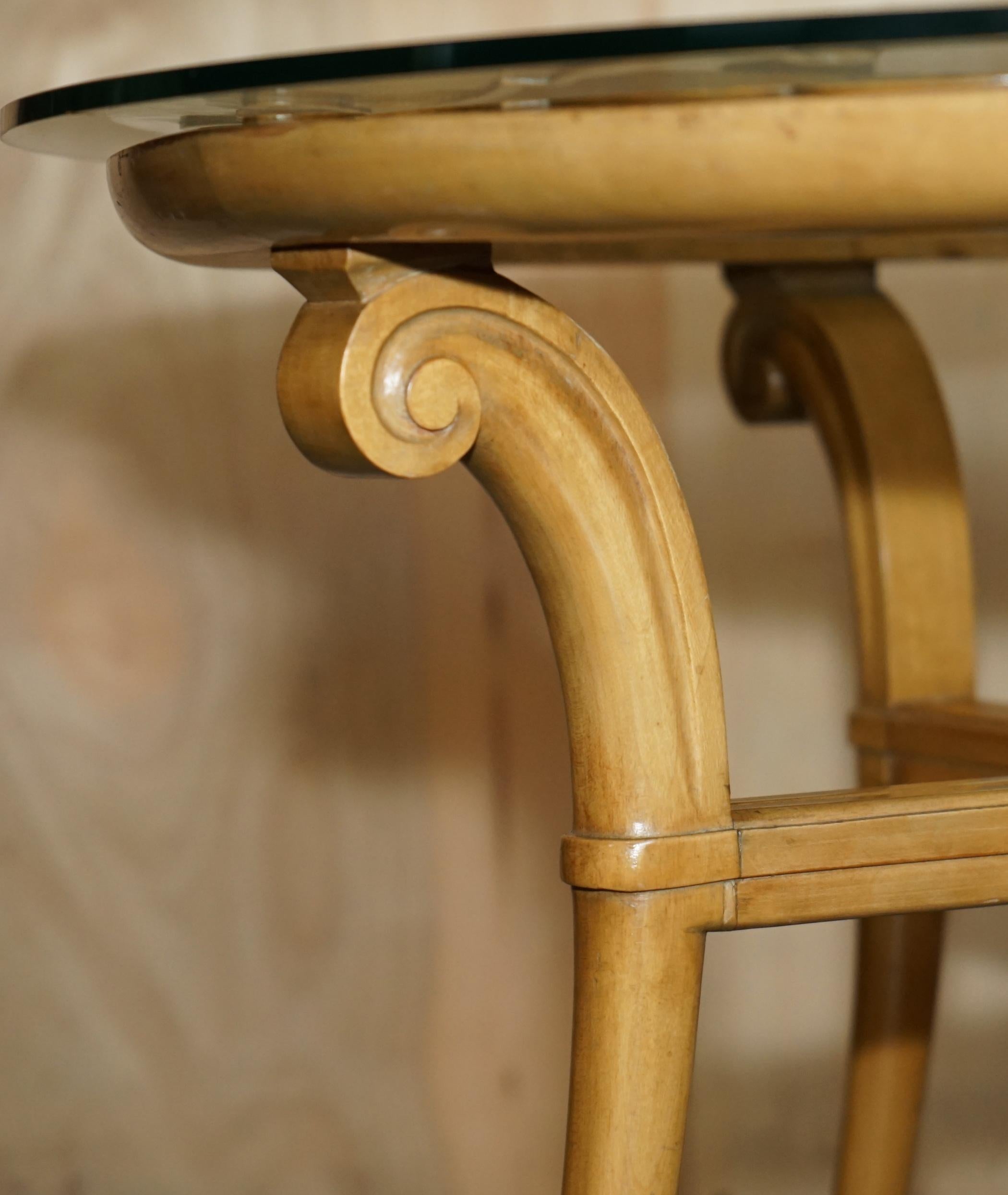 COPPIA DI TAVOLI DA LATO IN LEGNO DI CILIEGIO FRANCESE CIRCA 1950 E VETRO RENE PROU ATTRIUBATI in vendita 1