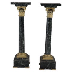 Par De Pedestales Clásicos Franceses De Escultura De Mármol Negro Con Ormolu